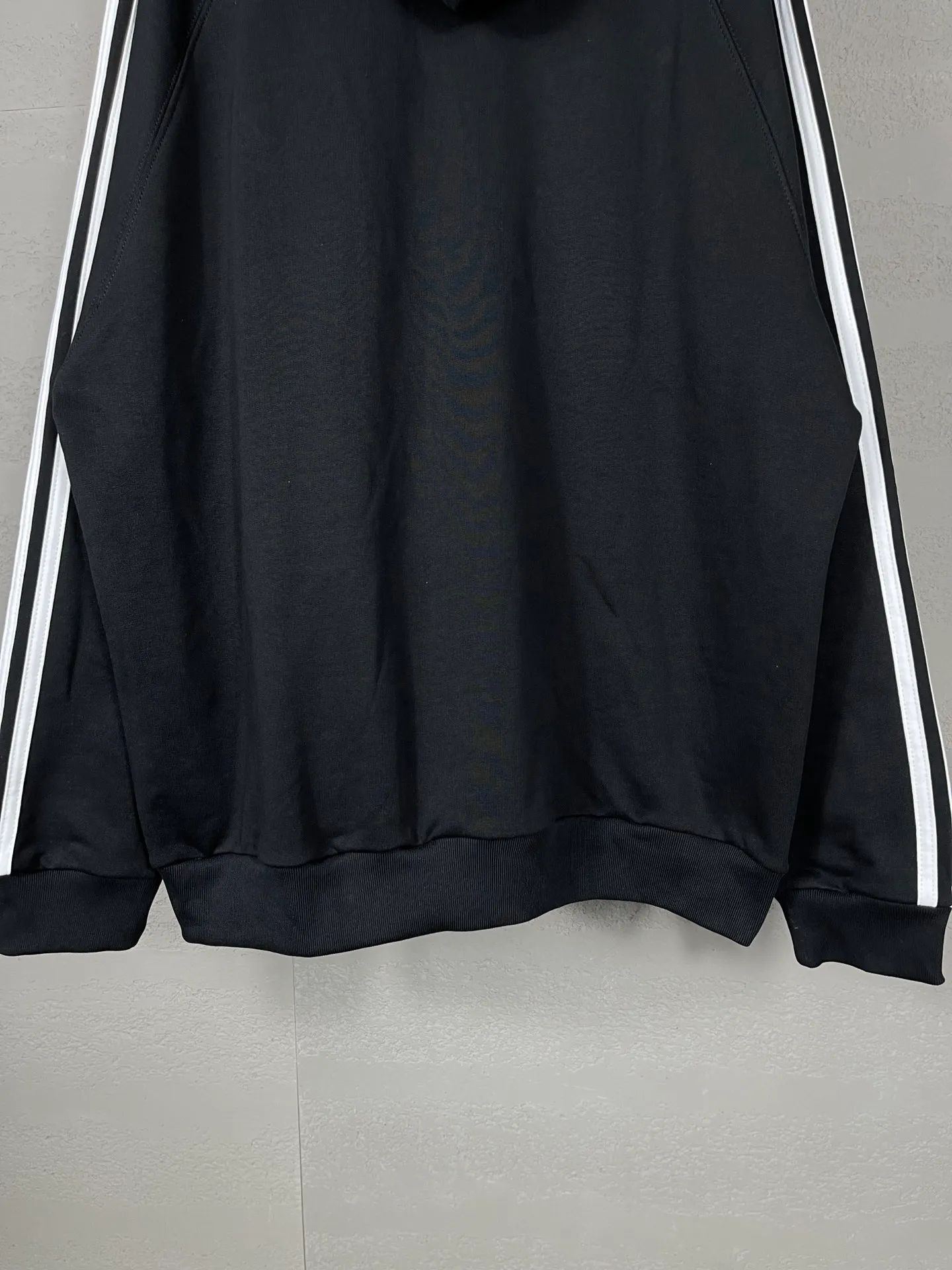 🅿️320 real photos [Top version. Official website quality] BALENCI*GA/Paris co-branded Adidas three-leaf clover three-stripe LOGO embroidered hooded sweatshirt# The fabric is made of Paris ZP custom-woven and dyed cotton sweatshirt. Weighing 450 grams, the cloth surface is clean. The cloth pattern is clear, soft and comfortable. The threads are dyed with no color difference. The classic pattern embroidery uses imported embroidery, and the letters are clear, three-dimensional and without rough edges. Jubie market produces pictures based on pictures. Welcome to compare. The version adopts OS loose shoulder design. Same style for men and women. Code: BL238021 Color: black, blue, size: XS S M L