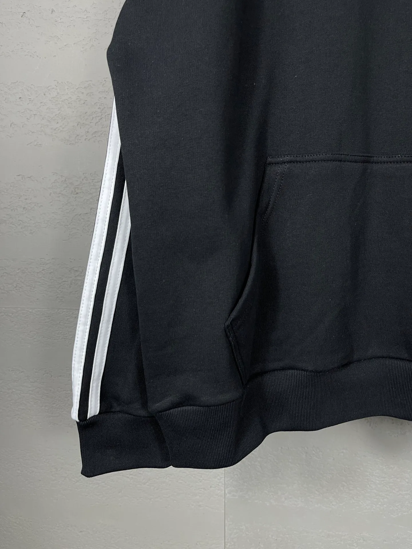 🅿️320 real photos [Top version. Official website quality] BALENCI*GA/Paris co-branded Adidas three-leaf clover three-stripe LOGO embroidered hooded sweatshirt# The fabric is made of Paris ZP custom-woven and dyed cotton sweatshirt. Weighing 450 grams, the cloth surface is clean. The cloth pattern is clear, soft and comfortable. The threads are dyed with no color difference. The classic pattern embroidery uses imported embroidery, and the letters are clear, three-dimensional and without rough edges. Jubie market produces pictures based on pictures. Welcome to compare. The version adopts OS loose shoulder design. Same style for men and women. Code: BL238021 Color: black, blue, size: XS S M L