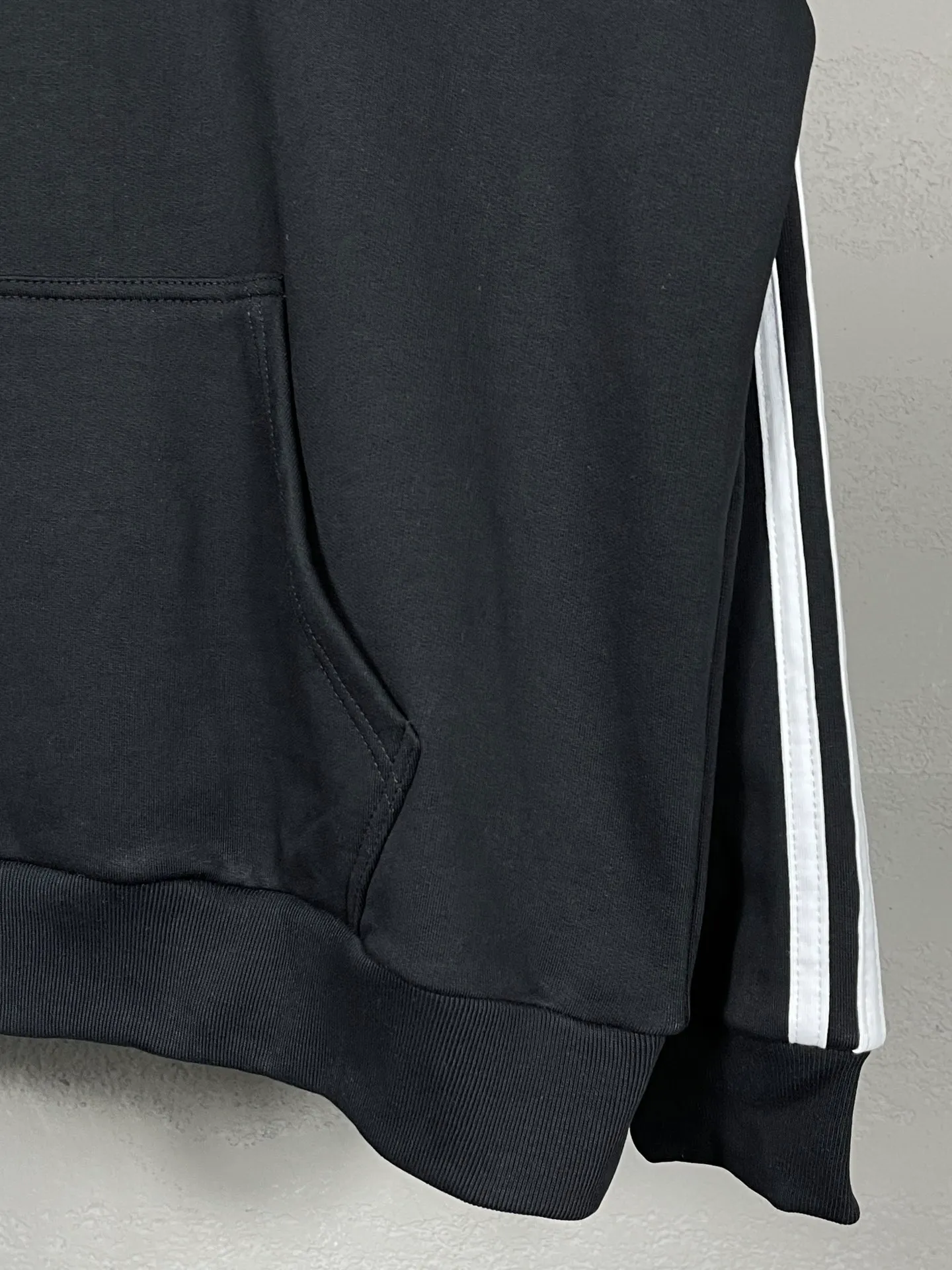 🅿️320 real photos [Top version. Official website quality] BALENCI*GA/Paris co-branded Adidas three-leaf clover three-stripe LOGO embroidered hooded sweatshirt# The fabric is made of Paris ZP custom-woven and dyed cotton sweatshirt. Weighing 450 grams, the cloth surface is clean. The cloth pattern is clear, soft and comfortable. The threads are dyed with no color difference. The classic pattern embroidery uses imported embroidery, and the letters are clear, three-dimensional and without rough edges. Jubie market produces pictures based on pictures. Welcome to compare. The version adopts OS loose shoulder design. Same style for men and women. Code: BL238021 Color: black, blue, size: XS S M L