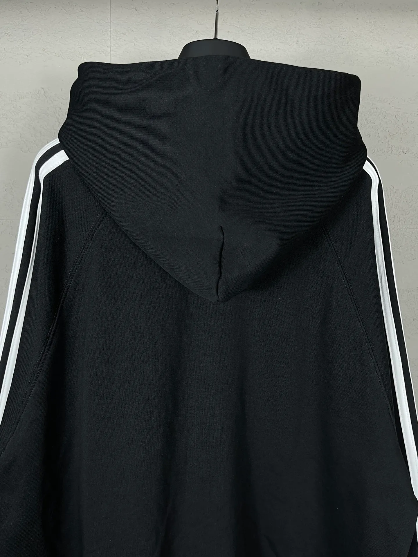 🅿️320 real photos [Top version. Official website quality] BALENCI*GA/Paris co-branded Adidas three-leaf clover three-stripe LOGO embroidered hooded sweatshirt# The fabric is made of Paris ZP custom-woven and dyed cotton sweatshirt. Weighing 450 grams, the cloth surface is clean. The cloth pattern is clear, soft and comfortable. The threads are dyed with no color difference. The classic pattern embroidery uses imported embroidery, and the letters are clear, three-dimensional and without rough edges. Jubie market produces pictures based on pictures. Welcome to compare. The version adopts OS loose shoulder design. Same style for men and women. Code: BL238021 Color: black, blue, size: XS S M L