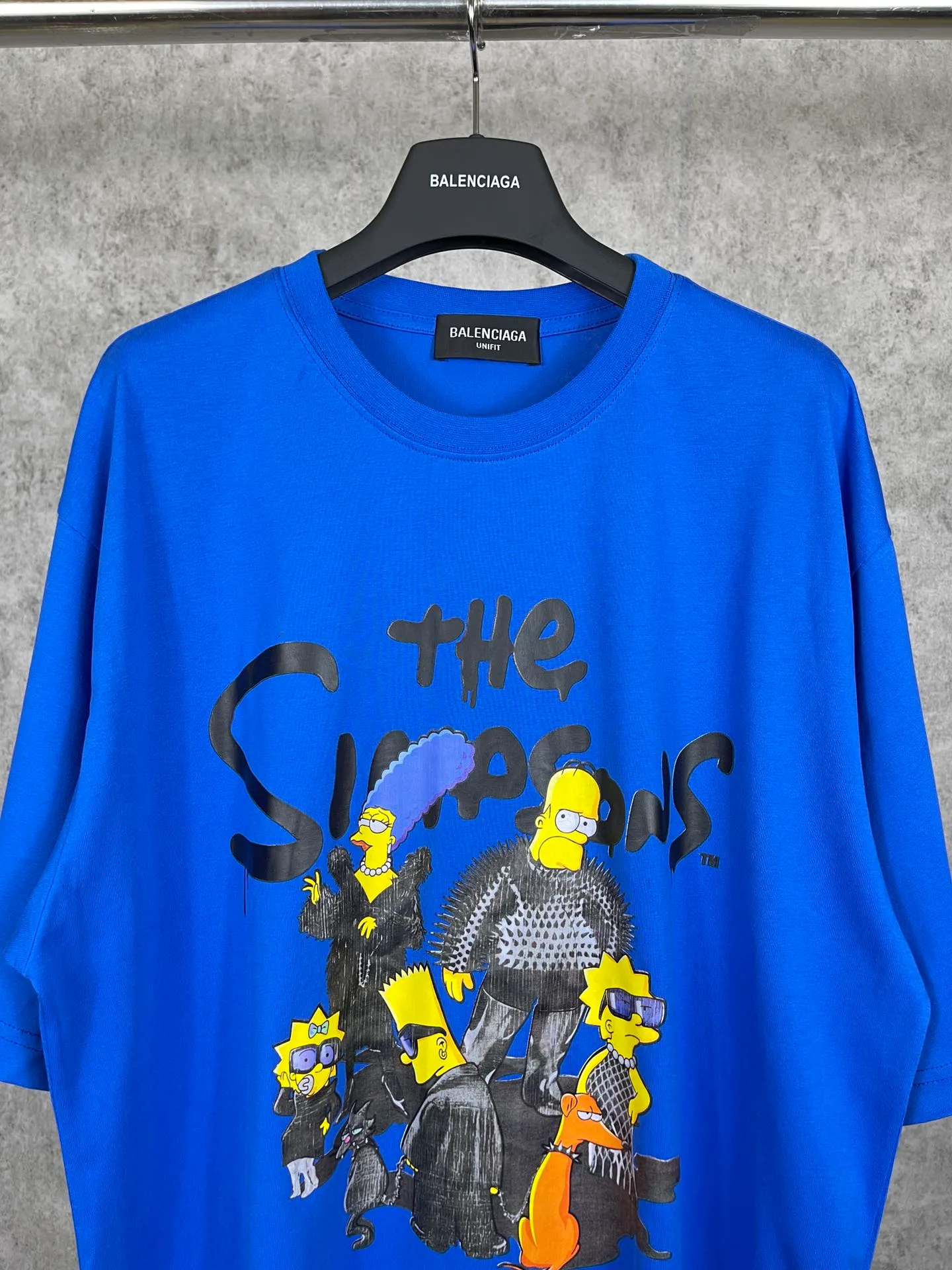 🅿️170 Actual Photos [Top version. Official website quality] BALENCI*GA/Paris. Co-branded model BALENCI*GA.x THE SIMPSONS Simpson co-branded short-sleeved T-shirt. The fabric is made of Paris ZP custom-woven and dyed cotton double yarn. The net weight is 260 grams. The cloth surface is clean. The cloth pattern is clear, soft and comfortable. The threads are dyed with no color difference. The classic pattern is made with Kornit digital direct printing machine, the effect is three-dimensional, the color is aligned with ZP, no burrs, the LOGO is embroidered on the back hem, and the brick cabinet is restored. It is produced in Jubie market based on the pictures. You are welcome to compare the version and use the OS loose shoulder version. Same style for men and women Code: BL223053 Color: Black. White. Blue Size: XS to L