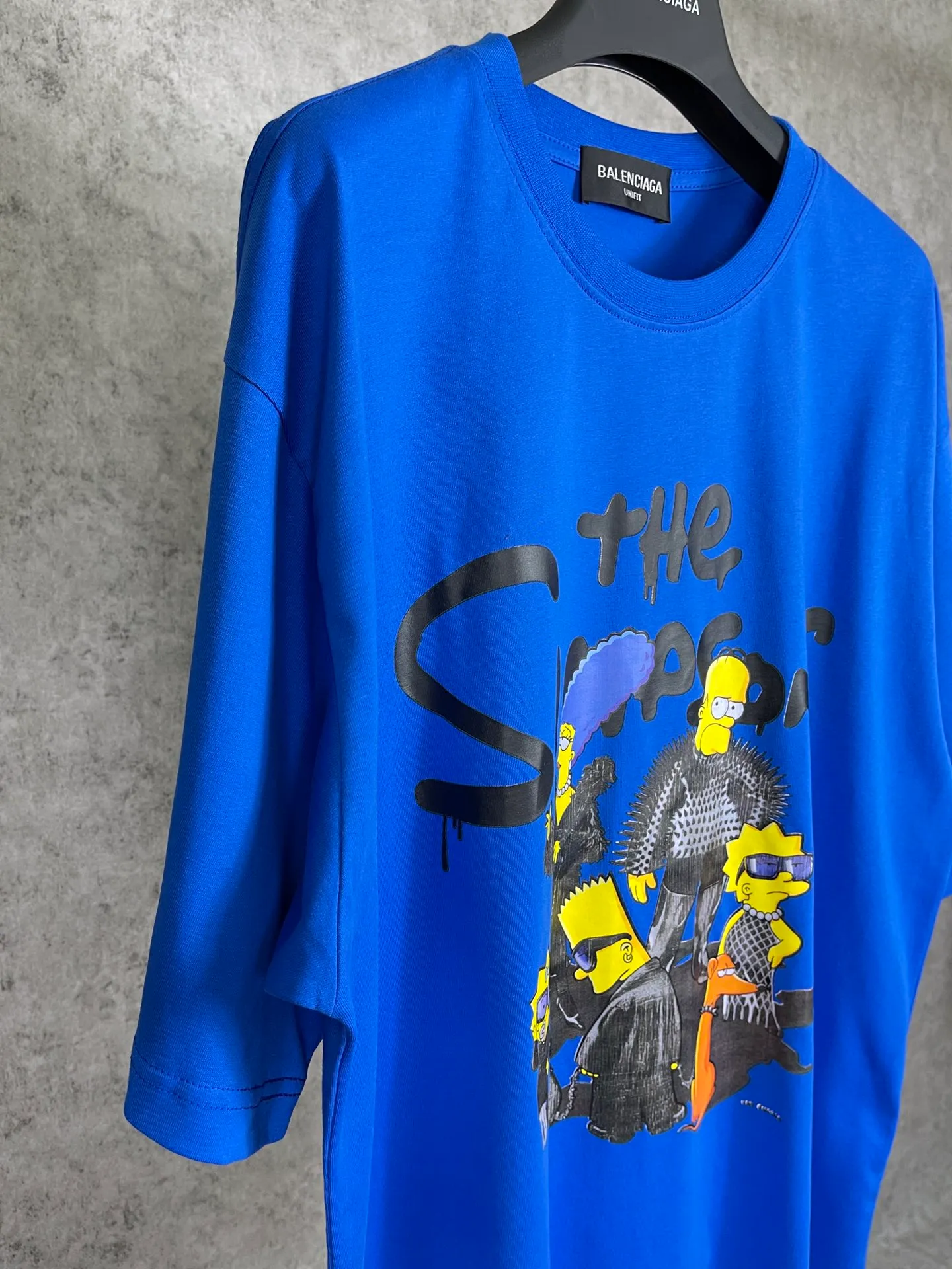 🅿️170 Actual Photos [Top version. Official website quality] BALENCI*GA/Paris. Co-branded model BALENCI*GA.x THE SIMPSONS Simpson co-branded short-sleeved T-shirt. The fabric is made of Paris ZP custom-woven and dyed cotton double yarn. The net weight is 260 grams. The cloth surface is clean. The cloth pattern is clear, soft and comfortable. The threads are dyed with no color difference. The classic pattern is made with Kornit digital direct printing machine, the effect is three-dimensional, the color is aligned with ZP, no burrs, the LOGO is embroidered on the back hem, and the brick cabinet is restored. It is produced in Jubie market based on the pictures. You are welcome to compare the version and use the OS loose shoulder version. Same style for men and women Code: BL223053 Color: Black. White. Blue Size: XS to L
