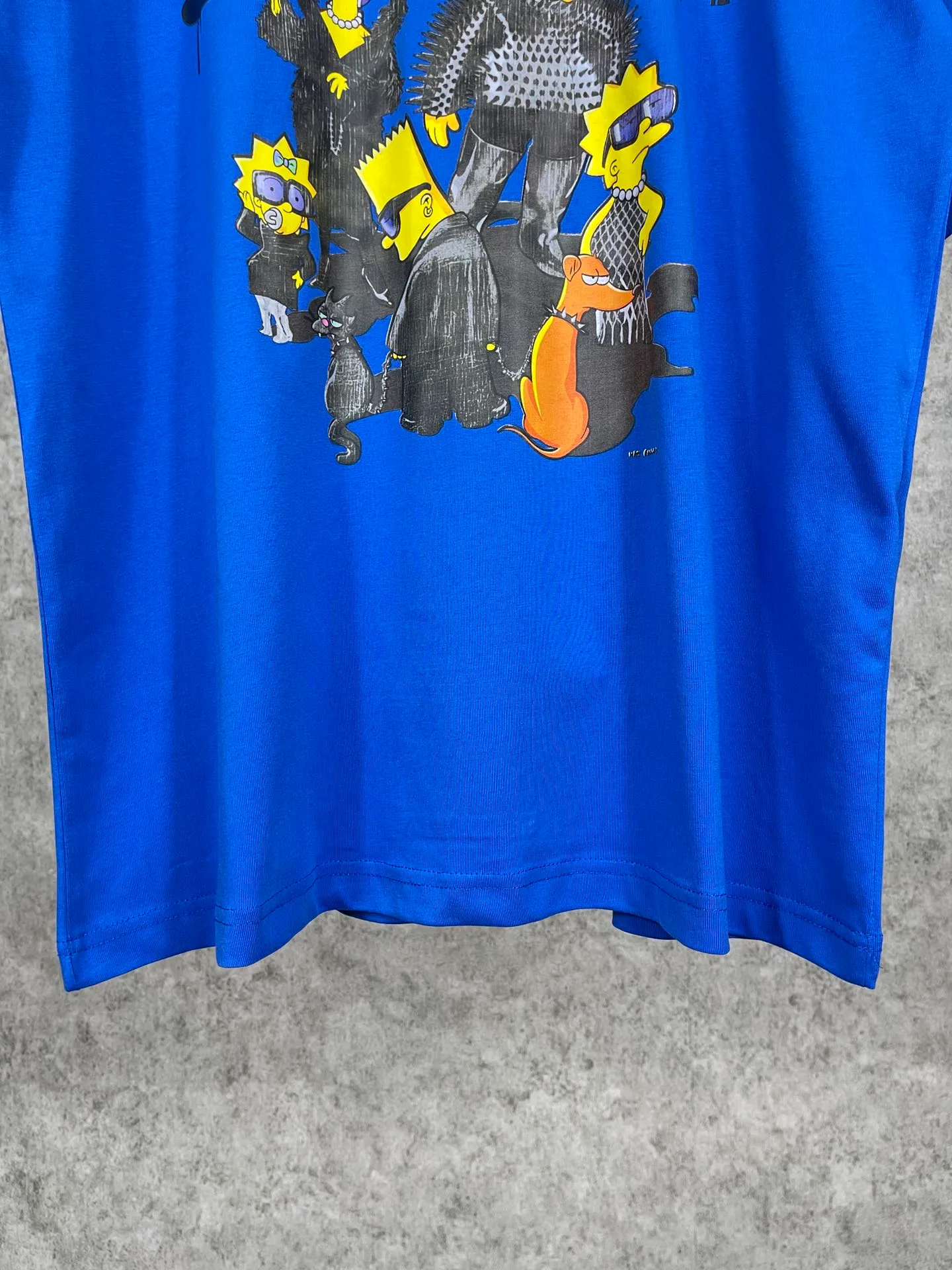 🅿️170 Actual Photos [Top version. Official website quality] BALENCI*GA/Paris. Co-branded model BALENCI*GA.x THE SIMPSONS Simpson co-branded short-sleeved T-shirt. The fabric is made of Paris ZP custom-woven and dyed cotton double yarn. The net weight is 260 grams. The cloth surface is clean. The cloth pattern is clear, soft and comfortable. The threads are dyed with no color difference. The classic pattern is made with Kornit digital direct printing machine, the effect is three-dimensional, the color is aligned with ZP, no burrs, the LOGO is embroidered on the back hem, and the brick cabinet is restored. It is produced in Jubie market based on the pictures. You are welcome to compare the version and use the OS loose shoulder version. Same style for men and women Code: BL223053 Color: Black. White. Blue Size: XS to L