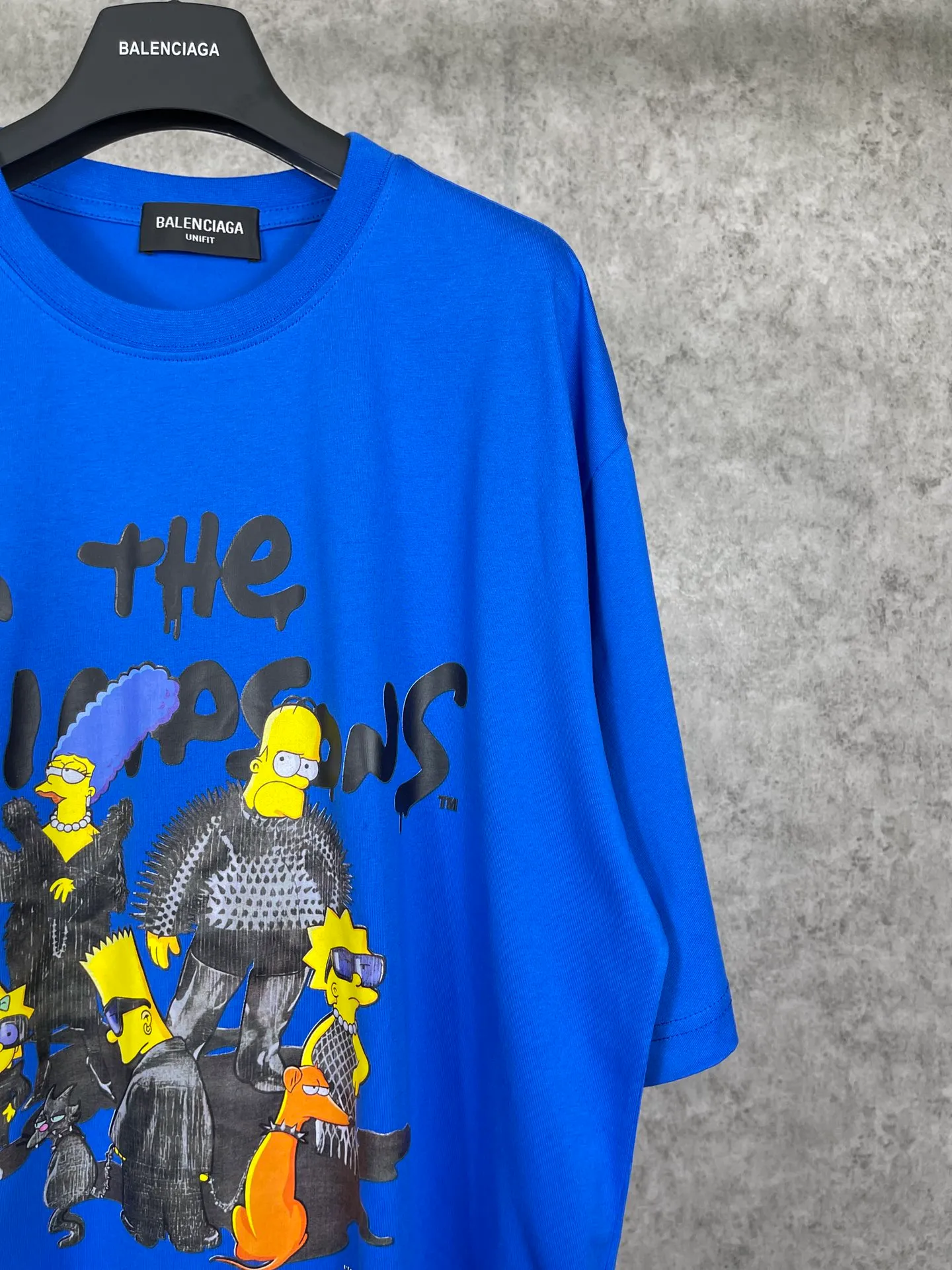 🅿️170 Actual Photos [Top version. Official website quality] BALENCI*GA/Paris. Co-branded model BALENCI*GA.x THE SIMPSONS Simpson co-branded short-sleeved T-shirt. The fabric is made of Paris ZP custom-woven and dyed cotton double yarn. The net weight is 260 grams. The cloth surface is clean. The cloth pattern is clear, soft and comfortable. The threads are dyed with no color difference. The classic pattern is made with Kornit digital direct printing machine, the effect is three-dimensional, the color is aligned with ZP, no burrs, the LOGO is embroidered on the back hem, and the brick cabinet is restored. It is produced in Jubie market based on the pictures. You are welcome to compare the version and use the OS loose shoulder version. Same style for men and women Code: BL223053 Color: Black. White. Blue Size: XS to L