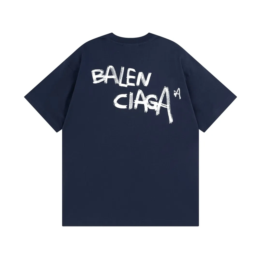 🅿️170 Detailed Pictures [Top version. Official website quality] BALENCI*GA/Paris #front and back initialed letter graffiti short-sleeved T-shirt #brick cabinet synchronization.                       The fabric is made of Paris ZP custom-woven and dyed cotton double yarn, with a weight of 260 grams. The cloth surface is clean. The cloth pattern is clear, soft and comfortable. It has good color fastness and is not easy to change color. The printing has a hand-painted effect. Imported rubber paddles. Restored brick cabinets. The version adopts OS loose shoulder design. Same style for men and women. Code: BL223083 Color: Royal blue. White Size: XS to L