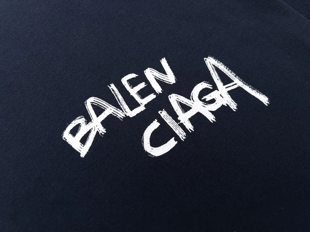 🅿️170 Detailed Pictures [Top version. Official website quality] BALENCI*GA/Paris #front and back initialed letter graffiti short-sleeved T-shirt #brick cabinet synchronization.                       The fabric is made of Paris ZP custom-woven and dyed cotton double yarn, with a weight of 260 grams. The cloth surface is clean. The cloth pattern is clear, soft and comfortable. It has good color fastness and is not easy to change color. The printing has a hand-painted effect. Imported rubber paddles. Restored brick cabinets. The version adopts OS loose shoulder design. Same style for men and women. Code: BL223083 Color: Royal blue. White Size: XS to L