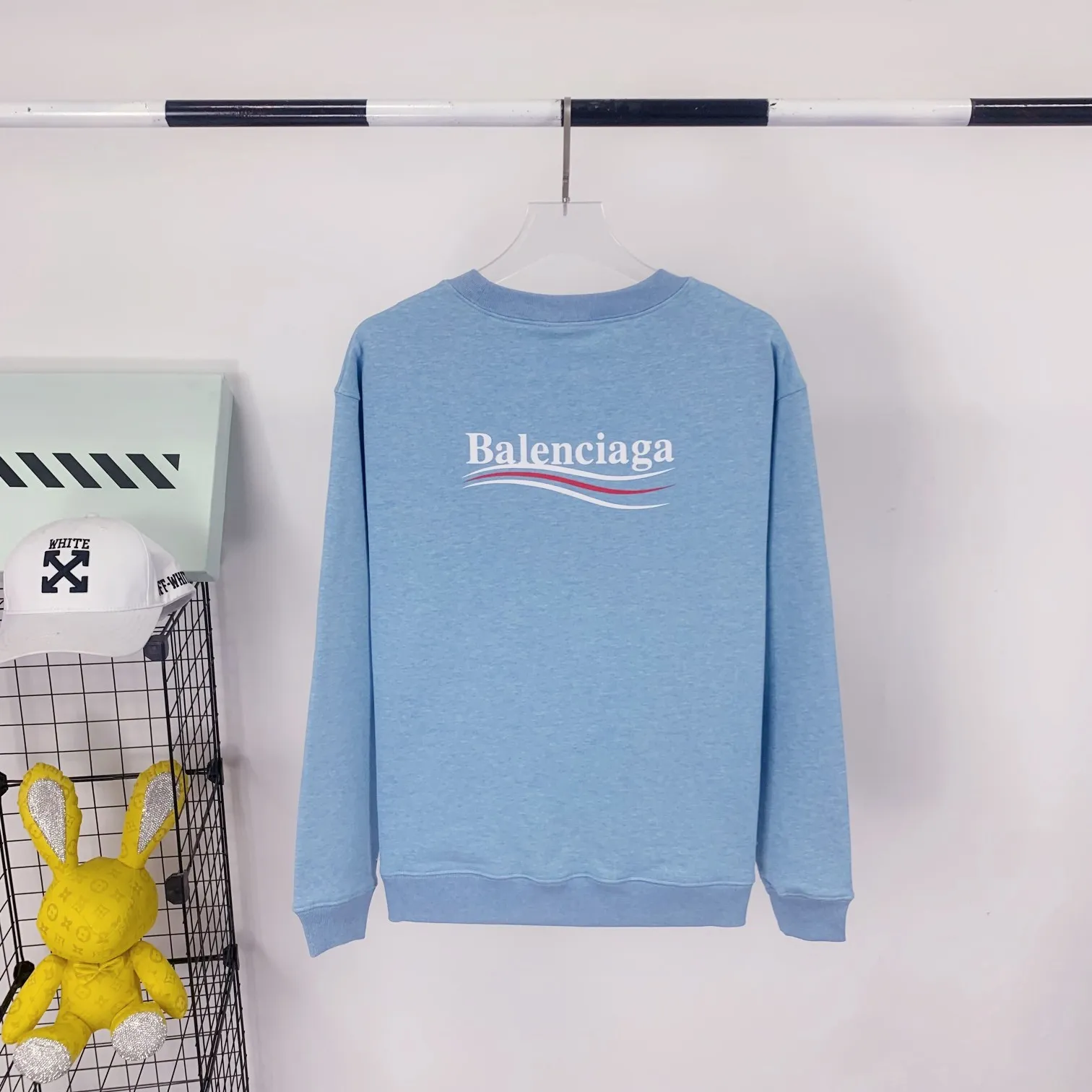 Spring and autumn top-notch proven version of Balenciaga's classic loose-fitting unisex pure cotton round-neck sweatshirt. Custom-made fabrics and printed accessories are reproduced one-to-one. The fabric surface is treated with dust-free woolen craftsmanship, and the shoulder and chain seams are made of 0.8cm bundled strips inside. The special machine-edged double chain-wrapped thread-stitched pure cotton is here to explain why mine is dozens of yuan more expensive than others: 1. Each model is produced by the company. The details of the workmanship and fabrics are consistent with the original ones. There is no color difference between the ones at the counters. Guaranteed no color difference. Replicas are not scary. Whoever is fake is embarrassed. It’s not shameful to make a replica, it’s shameful if you can’t buy the correct version if you make a replica. All of my series can be found in all major places and will be absolutely stunning!  2. The fabric is made of 460 Paris special fabric. No one can make it better than mine. There is really no way to compare with the ordinary version on the market. Respect it. It is authentic and costs thousands of dollars. Don’t go for the quality of street stalls. 3. The workmanship is fully restored and the packaging is fully restored. 4. I guarantee here that this is the highest quality you can find. Size: XS-L Color: haze blue, navy blue, white P:350
