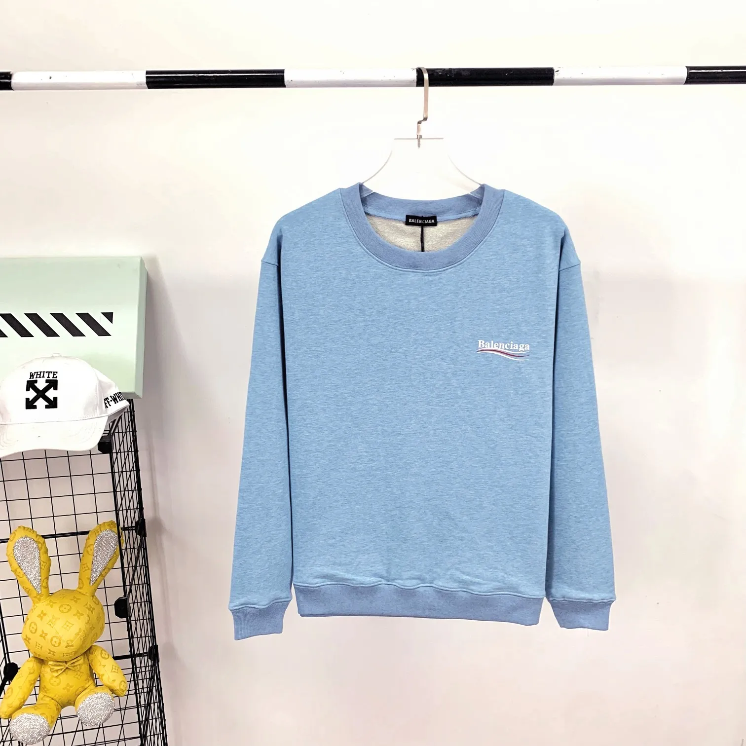 Spring and autumn top-notch proven version of Balenciaga's classic loose-fitting unisex pure cotton round-neck sweatshirt. Custom-made fabrics and printed accessories are reproduced one-to-one. The fabric surface is treated with dust-free woolen craftsmanship, and the shoulder and chain seams are made of 0.8cm bundled strips inside. The special machine-edged double chain-wrapped thread-stitched pure cotton is here to explain why mine is dozens of yuan more expensive than others: 1. Each model is produced by the company. The details of the workmanship and fabrics are consistent with the original ones. There is no color difference between the ones at the counters. Guaranteed no color difference. Replicas are not scary. Whoever is fake is embarrassed. It’s not shameful to make a replica, it’s shameful if you can’t buy the correct version if you make a replica. All of my series can be found in all major places and will be absolutely stunning!  2. The fabric is made of 460 Paris special fabric. No one can make it better than mine. There is really no way to compare with the ordinary version on the market. Respect it. It is authentic and costs thousands of dollars. Don’t go for the quality of street stalls. 3. The workmanship is fully restored and the packaging is fully restored. 4. I guarantee here that this is the highest quality you can find. Size: XS-L Color: haze blue, navy blue, white P:350