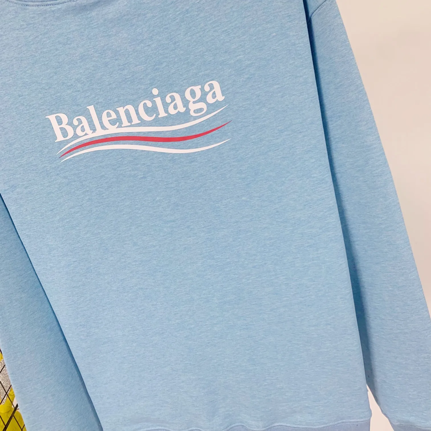 Spring and autumn top-notch proven version of Balenciaga's classic loose-fitting unisex pure cotton round-neck sweatshirt. Custom-made fabrics and printed accessories are reproduced one-to-one. The fabric surface is treated with dust-free woolen craftsmanship, and the shoulder and chain seams are made of 0.8cm bundled strips inside. The special machine-edged double chain-wrapped thread-stitched pure cotton is here to explain why mine is dozens of yuan more expensive than others: 1. Each model is produced by the company. The details of the workmanship and fabrics are consistent with the original ones. There is no color difference between the ones at the counters. Guaranteed no color difference. Replicas are not scary. Whoever is fake is embarrassed. It’s not shameful to make a replica, it’s shameful if you can’t buy the correct version if you make a replica. All of my series can be found in all major places and will be absolutely stunning!  2. The fabric is made of 460 Paris special fabric. No one can make it better than mine. There is really no way to compare with the ordinary version on the market. Respect it. It is authentic and costs thousands of dollars. Don’t go for the quality of street stalls. 3. The workmanship is fully restored and the packaging is fully restored. 4. I guarantee here that this is the highest quality you can find. Size: XS-L Color: haze blue, navy blue, white P:350