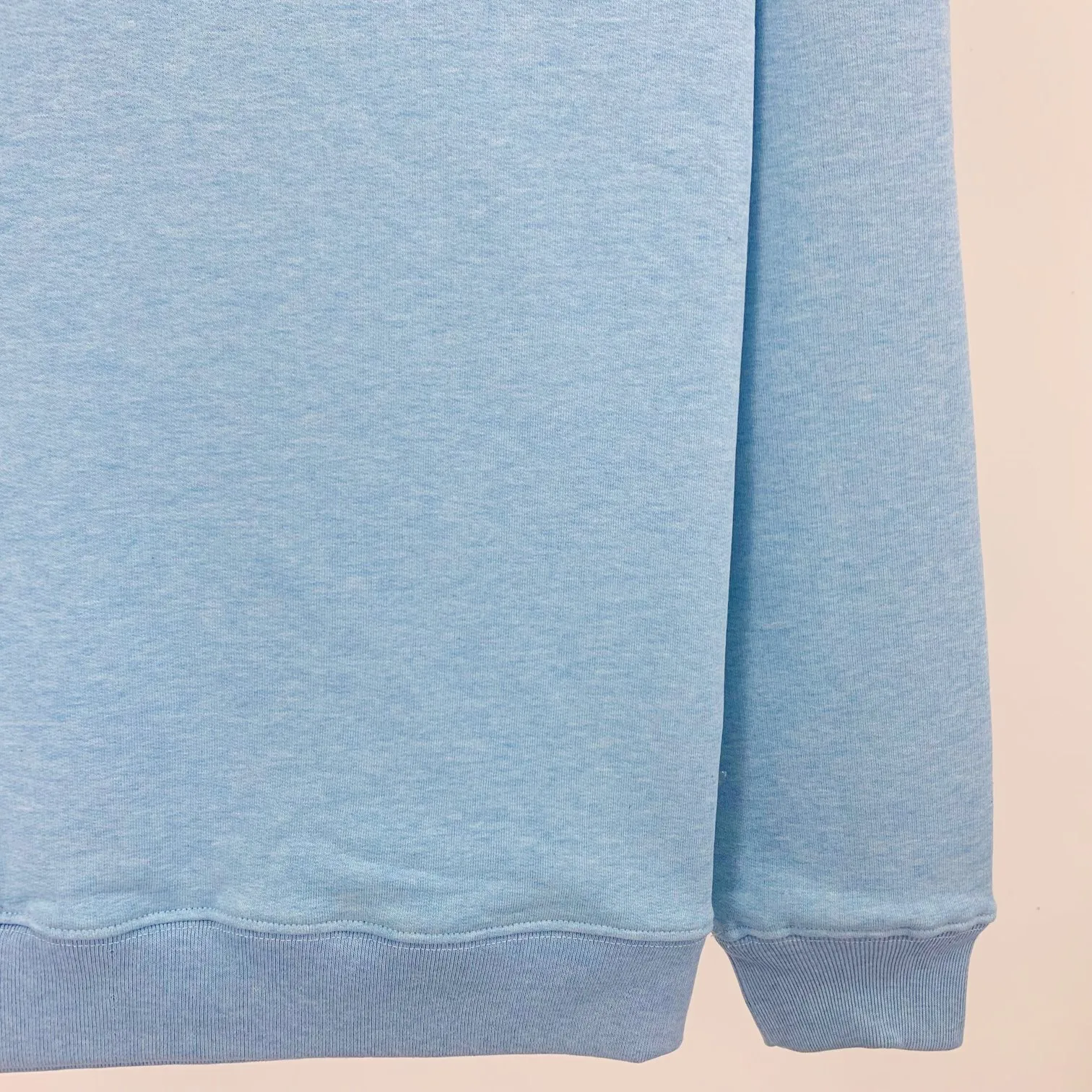 Spring and autumn top-notch proven version of Balenciaga's classic loose-fitting unisex pure cotton round-neck sweatshirt. Custom-made fabrics and printed accessories are reproduced one-to-one. The fabric surface is treated with dust-free woolen craftsmanship, and the shoulder and chain seams are made of 0.8cm bundled strips inside. The special machine-edged double chain-wrapped thread-stitched pure cotton is here to explain why mine is dozens of yuan more expensive than others: 1. Each model is produced by the company. The details of the workmanship and fabrics are consistent with the original ones. There is no color difference between the ones at the counters. Guaranteed no color difference. Replicas are not scary. Whoever is fake is embarrassed. It’s not shameful to make a replica, it’s shameful if you can’t buy the correct version if you make a replica. All of my series can be found in all major places and will be absolutely stunning!  2. The fabric is made of 460 Paris special fabric. No one can make it better than mine. There is really no way to compare with the ordinary version on the market. Respect it. It is authentic and costs thousands of dollars. Don’t go for the quality of street stalls. 3. The workmanship is fully restored and the packaging is fully restored. 4. I guarantee here that this is the highest quality you can find. Size: XS-L Color: haze blue, navy blue, white P:350