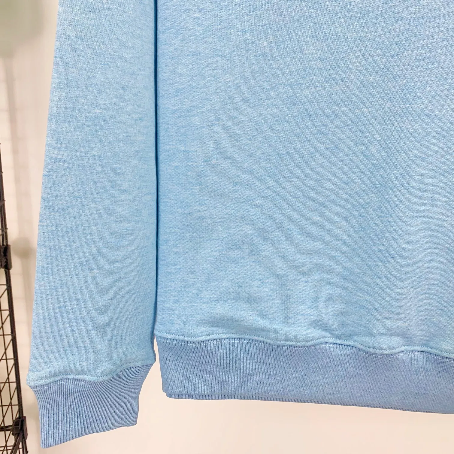 Spring and autumn top-notch proven version of Balenciaga's classic loose-fitting unisex pure cotton round-neck sweatshirt. Custom-made fabrics and printed accessories are reproduced one-to-one. The fabric surface is treated with dust-free woolen craftsmanship, and the shoulder and chain seams are made of 0.8cm bundled strips inside. The special machine-edged double chain-wrapped thread-stitched pure cotton is here to explain why mine is dozens of yuan more expensive than others: 1. Each model is produced by the company. The details of the workmanship and fabrics are consistent with the original ones. There is no color difference between the ones at the counters. Guaranteed no color difference. Replicas are not scary. Whoever is fake is embarrassed. It’s not shameful to make a replica, it’s shameful if you can’t buy the correct version if you make a replica. All of my series can be found in all major places and will be absolutely stunning!  2. The fabric is made of 460 Paris special fabric. No one can make it better than mine. There is really no way to compare with the ordinary version on the market. Respect it. It is authentic and costs thousands of dollars. Don’t go for the quality of street stalls. 3. The workmanship is fully restored and the packaging is fully restored. 4. I guarantee here that this is the highest quality you can find. Size: XS-L Color: haze blue, navy blue, white P:350
