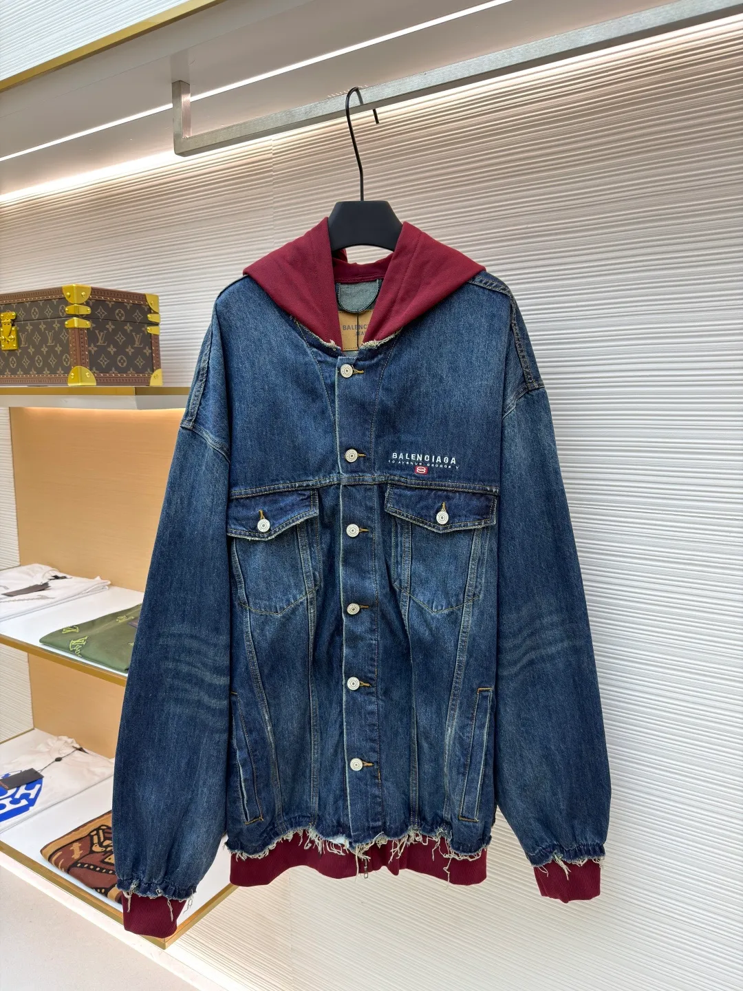 Balenciaga embroidered denim hooded jacket ●Original version: Purchased and developed for 18500 ●Item number: 1680946-B90 ●Material: Mist blue lock pattern pure cotton denim fabric ●Technology: Made with rotten edge hanging technology ●Version: Loose fit ●Weight: about 1435 grams ●Size: 1-2-3-4 ●Description: Customized fog blue lock pattern pure cotton denim material and red flame brushed sweatshirt material with excellent texture and as moist as cotton Comfortable and close to the skin. The classic indigo denim is the main tone, while the dazzling red flame makes a quantum leap between fibers, directly touching the depths of the soul. The embroidery of the unity sporticon art work reconstructs the brand totem with thousands of needles and threads. It is highly recognizable. The drawstring-less hood is cleverly designed. The futuristic silhouette is outlined with unique tailoring. The details are sublimated into a subversive fashion statement. The denim jacket is no longer limited to a single style positioning. It is either defined by tradition or redefined by rebellion, using imported machine embroidery technology. Use advanced computer control systems and precision mechanical components to realize the embroidery work of unity sporticon art works with high precision. The lines are smooth and delicate, using the rotten edge hanging technology. The natural rotten edge effect is achieved by physical wear and friction on the edge. The combination of high-temperature steam and frosted paper removes fiber hairiness and color difference. It shows unique holes and wear effects, and uses the buried stitching stitching process. Denim and knitting splicing can provide high-quality stitching effects, smooth and tidy. Multiple sand scrubbers are used to rub specific parts with a high-pressure spray gun to achieve a local gradient effect, and then use frosting technology to create a unique texture pattern. The workmanship is extremely complex, time-consuming and labor-intensive, and the electrolytic dark blue/stone grinding fermentation washing process prioritizes the use of electrochemical reactions to change the color of the fabric. The fabric is then mixed with abrasives through a grinder and washed with hot water to achieve a specific washing effect. The overall wiring is straight and delicate, the fabric is comfortable and soft, and the color is consistent without color difference. It can be matched with the same style to create a fashionable look and control various occasions. Customized accessories, complete with three standards, same style for men and women!