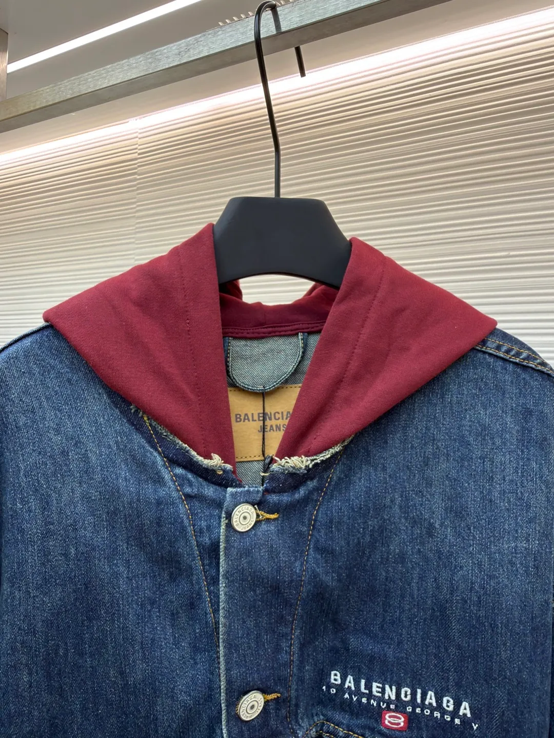 Balenciaga embroidered denim hooded jacket ●Original version: Purchased and developed for 18500 ●Item number: 1680946-B90 ●Material: Mist blue lock pattern pure cotton denim fabric ●Technology: Made with rotten edge hanging technology ●Version: Loose fit ●Weight: about 1435 grams ●Size: 1-2-3-4 ●Description: Customized fog blue lock pattern pure cotton denim material and red flame brushed sweatshirt material with excellent texture and as moist as cotton Comfortable and close to the skin. The classic indigo denim is the main tone, while the dazzling red flame makes a quantum leap between fibers, directly touching the depths of the soul. The embroidery of the unity sporticon art work reconstructs the brand totem with thousands of needles and threads. It is highly recognizable. The drawstring-less hood is cleverly designed. The futuristic silhouette is outlined with unique tailoring. The details are sublimated into a subversive fashion statement. The denim jacket is no longer limited to a single style positioning. It is either defined by tradition or redefined by rebellion, using imported machine embroidery technology. Use advanced computer control systems and precision mechanical components to realize the embroidery work of unity sporticon art works with high precision. The lines are smooth and delicate, using the rotten edge hanging technology. The natural rotten edge effect is achieved by physical wear and friction on the edge. The combination of high-temperature steam and frosted paper removes fiber hairiness and color difference. It shows unique holes and wear effects, and uses the buried stitching stitching process. Denim and knitting splicing can provide high-quality stitching effects, smooth and tidy. Multiple sand scrubbers are used to rub specific parts with a high-pressure spray gun to achieve a local gradient effect, and then use frosting technology to create a unique texture pattern. The workmanship is extremely complex, time-consuming and labor-intensive, and the electrolytic dark blue/stone grinding fermentation washing process prioritizes the use of electrochemical reactions to change the color of the fabric. The fabric is then mixed with abrasives through a grinder and washed with hot water to achieve a specific washing effect. The overall wiring is straight and delicate, the fabric is comfortable and soft, and the color is consistent without color difference. It can be matched with the same style to create a fashionable look and control various occasions. Customized accessories, complete with three standards, same style for men and women!