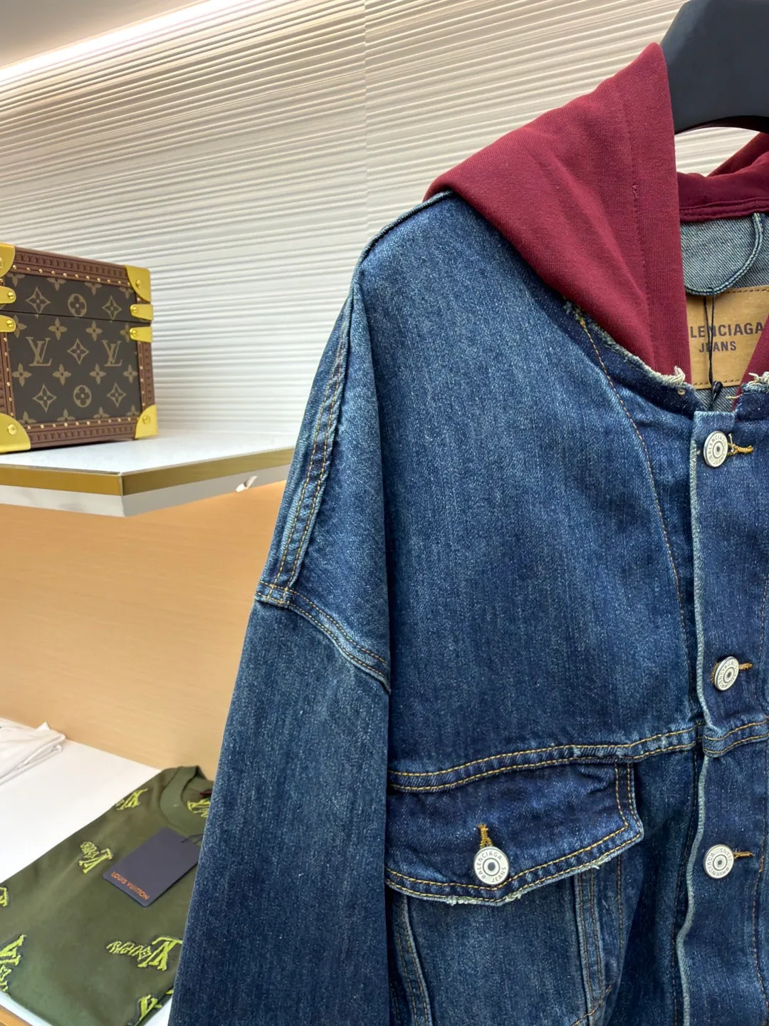 Balenciaga embroidered denim hooded jacket ●Original version: Purchased and developed for 18500 ●Item number: 1680946-B90 ●Material: Mist blue lock pattern pure cotton denim fabric ●Technology: Made with rotten edge hanging technology ●Version: Loose fit ●Weight: about 1435 grams ●Size: 1-2-3-4 ●Description: Customized fog blue lock pattern pure cotton denim material and red flame brushed sweatshirt material with excellent texture and as moist as cotton Comfortable and close to the skin. The classic indigo denim is the main tone, while the dazzling red flame makes a quantum leap between fibers, directly touching the depths of the soul. The embroidery of the unity sporticon art work reconstructs the brand totem with thousands of needles and threads. It is highly recognizable. The drawstring-less hood is cleverly designed. The futuristic silhouette is outlined with unique tailoring. The details are sublimated into a subversive fashion statement. The denim jacket is no longer limited to a single style positioning. It is either defined by tradition or redefined by rebellion, using imported machine embroidery technology. Use advanced computer control systems and precision mechanical components to realize the embroidery work of unity sporticon art works with high precision. The lines are smooth and delicate, using the rotten edge hanging technology. The natural rotten edge effect is achieved by physical wear and friction on the edge. The combination of high-temperature steam and frosted paper removes fiber hairiness and color difference. It shows unique holes and wear effects, and uses the buried stitching stitching process. Denim and knitting splicing can provide high-quality stitching effects, smooth and tidy. Multiple sand scrubbers are used to rub specific parts with a high-pressure spray gun to achieve a local gradient effect, and then use frosting technology to create a unique texture pattern. The workmanship is extremely complex, time-consuming and labor-intensive, and the electrolytic dark blue/stone grinding fermentation washing process prioritizes the use of electrochemical reactions to change the color of the fabric. The fabric is then mixed with abrasives through a grinder and washed with hot water to achieve a specific washing effect. The overall wiring is straight and delicate, the fabric is comfortable and soft, and the color is consistent without color difference. It can be matched with the same style to create a fashionable look and control various occasions. Customized accessories, complete with three standards, same style for men and women!