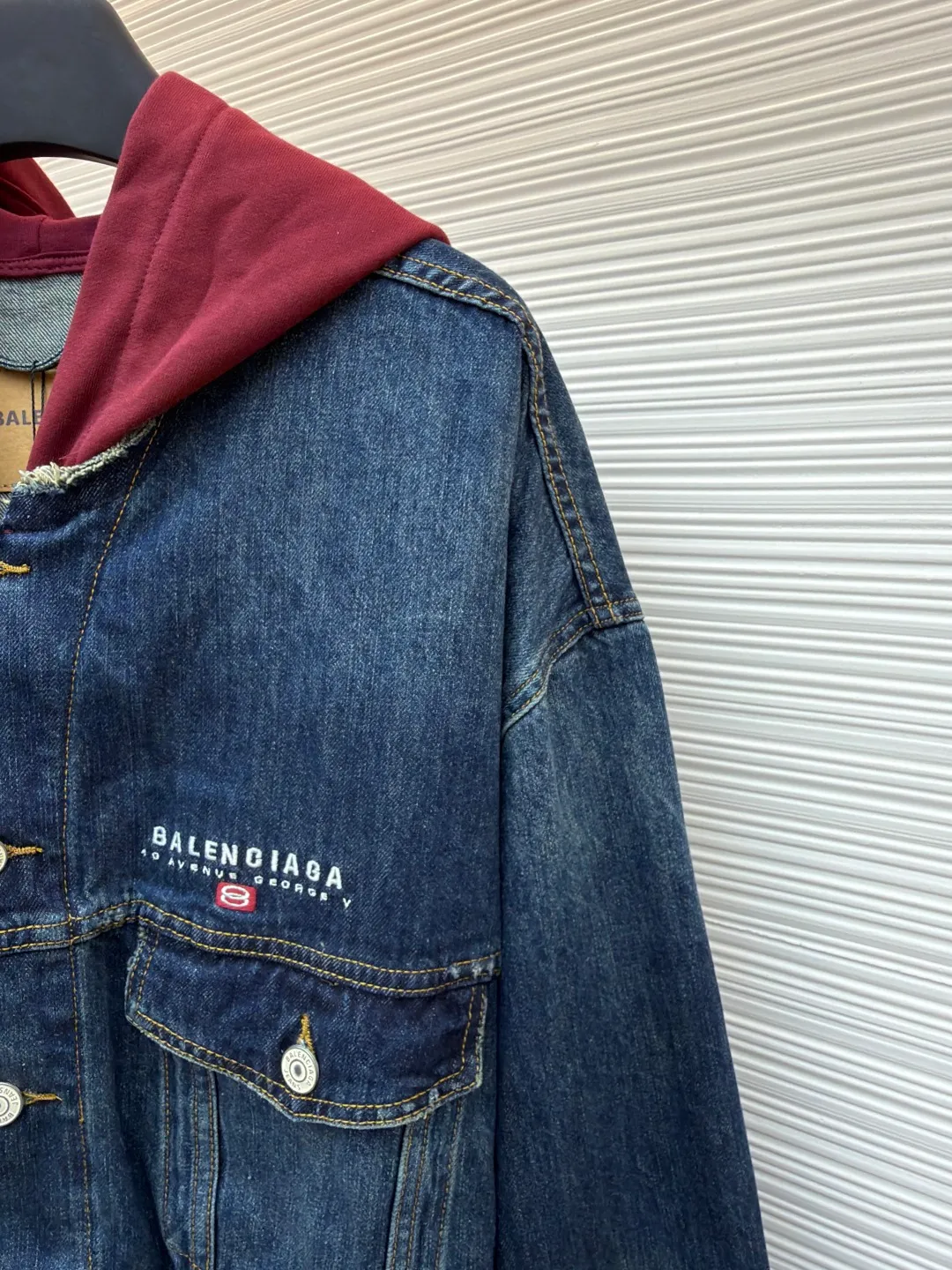 Balenciaga embroidered denim hooded jacket ●Original version: Purchased and developed for 18500 ●Item number: 1680946-B90 ●Material: Mist blue lock pattern pure cotton denim fabric ●Technology: Made with rotten edge hanging technology ●Version: Loose fit ●Weight: about 1435 grams ●Size: 1-2-3-4 ●Description: Customized fog blue lock pattern pure cotton denim material and red flame brushed sweatshirt material with excellent texture and as moist as cotton Comfortable and close to the skin. The classic indigo denim is the main tone, while the dazzling red flame makes a quantum leap between fibers, directly touching the depths of the soul. The embroidery of the unity sporticon art work reconstructs the brand totem with thousands of needles and threads. It is highly recognizable. The drawstring-less hood is cleverly designed. The futuristic silhouette is outlined with unique tailoring. The details are sublimated into a subversive fashion statement. The denim jacket is no longer limited to a single style positioning. It is either defined by tradition or redefined by rebellion, using imported machine embroidery technology. Use advanced computer control systems and precision mechanical components to realize the embroidery work of unity sporticon art works with high precision. The lines are smooth and delicate, using the rotten edge hanging technology. The natural rotten edge effect is achieved by physical wear and friction on the edge. The combination of high-temperature steam and frosted paper removes fiber hairiness and color difference. It shows unique holes and wear effects, and uses the buried stitching stitching process. Denim and knitting splicing can provide high-quality stitching effects, smooth and tidy. Multiple sand scrubbers are used to rub specific parts with a high-pressure spray gun to achieve a local gradient effect, and then use frosting technology to create a unique texture pattern. The workmanship is extremely complex, time-consuming and labor-intensive, and the electrolytic dark blue/stone grinding fermentation washing process prioritizes the use of electrochemical reactions to change the color of the fabric. The fabric is then mixed with abrasives through a grinder and washed with hot water to achieve a specific washing effect. The overall wiring is straight and delicate, the fabric is comfortable and soft, and the color is consistent without color difference. It can be matched with the same style to create a fashionable look and control various occasions. Customized accessories, complete with three standards, same style for men and women!