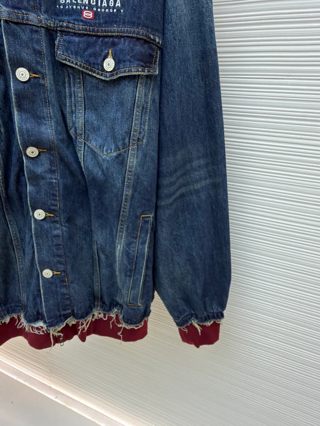Balenciaga embroidered denim hooded jacket ●Original version: Purchased and developed for 18500 ●Item number: 1680946-B90 ●Material: Mist blue lock pattern pure cotton denim fabric ●Technology: Made with rotten edge hanging technology ●Version: Loose fit ●Weight: about 1435 grams ●Size: 1-2-3-4 ●Description: Customized fog blue lock pattern pure cotton denim material and red flame brushed sweatshirt material with excellent texture and as moist as cotton Comfortable and close to the skin. The classic indigo denim is the main tone, while the dazzling red flame makes a quantum leap between fibers, directly touching the depths of the soul. The embroidery of the unity sporticon art work reconstructs the brand totem with thousands of needles and threads. It is highly recognizable. The drawstring-less hood is cleverly designed. The futuristic silhouette is outlined with unique tailoring. The details are sublimated into a subversive fashion statement. The denim jacket is no longer limited to a single style positioning. It is either defined by tradition or redefined by rebellion, using imported machine embroidery technology. Use advanced computer control systems and precision mechanical components to realize the embroidery work of unity sporticon art works with high precision. The lines are smooth and delicate, using the rotten edge hanging technology. The natural rotten edge effect is achieved by physical wear and friction on the edge. The combination of high-temperature steam and frosted paper removes fiber hairiness and color difference. It shows unique holes and wear effects, and uses the buried stitching stitching process. Denim and knitting splicing can provide high-quality stitching effects, smooth and tidy. Multiple sand scrubbers are used to rub specific parts with a high-pressure spray gun to achieve a local gradient effect, and then use frosting technology to create a unique texture pattern. The workmanship is extremely complex, time-consuming and labor-intensive, and the electrolytic dark blue/stone grinding fermentation washing process prioritizes the use of electrochemical reactions to change the color of the fabric. The fabric is then mixed with abrasives through a grinder and washed with hot water to achieve a specific washing effect. The overall wiring is straight and delicate, the fabric is comfortable and soft, and the color is consistent without color difference. It can be matched with the same style to create a fashionable look and control various occasions. Customized accessories, complete with three standards, same style for men and women!