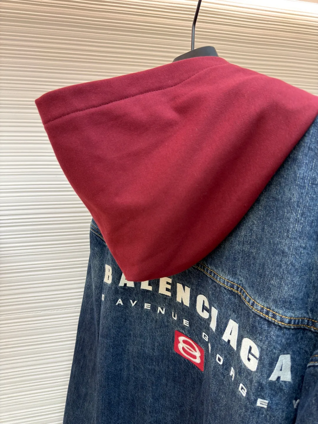 Balenciaga embroidered denim hooded jacket ●Original version: Purchased and developed for 18500 ●Item number: 1680946-B90 ●Material: Mist blue lock pattern pure cotton denim fabric ●Technology: Made with rotten edge hanging technology ●Version: Loose fit ●Weight: about 1435 grams ●Size: 1-2-3-4 ●Description: Customized fog blue lock pattern pure cotton denim material and red flame brushed sweatshirt material with excellent texture and as moist as cotton Comfortable and close to the skin. The classic indigo denim is the main tone, while the dazzling red flame makes a quantum leap between fibers, directly touching the depths of the soul. The embroidery of the unity sporticon art work reconstructs the brand totem with thousands of needles and threads. It is highly recognizable. The drawstring-less hood is cleverly designed. The futuristic silhouette is outlined with unique tailoring. The details are sublimated into a subversive fashion statement. The denim jacket is no longer limited to a single style positioning. It is either defined by tradition or redefined by rebellion, using imported machine embroidery technology. Use advanced computer control systems and precision mechanical components to realize the embroidery work of unity sporticon art works with high precision. The lines are smooth and delicate, using the rotten edge hanging technology. The natural rotten edge effect is achieved by physical wear and friction on the edge. The combination of high-temperature steam and frosted paper removes fiber hairiness and color difference. It shows unique holes and wear effects, and uses the buried stitching stitching process. Denim and knitting splicing can provide high-quality stitching effects, smooth and tidy. Multiple sand scrubbers are used to rub specific parts with a high-pressure spray gun to achieve a local gradient effect, and then use frosting technology to create a unique texture pattern. The workmanship is extremely complex, time-consuming and labor-intensive, and the electrolytic dark blue/stone grinding fermentation washing process prioritizes the use of electrochemical reactions to change the color of the fabric. The fabric is then mixed with abrasives through a grinder and washed with hot water to achieve a specific washing effect. The overall wiring is straight and delicate, the fabric is comfortable and soft, and the color is consistent without color difference. It can be matched with the same style to create a fashionable look and control various occasions. Customized accessories, complete with three standards, same style for men and women!