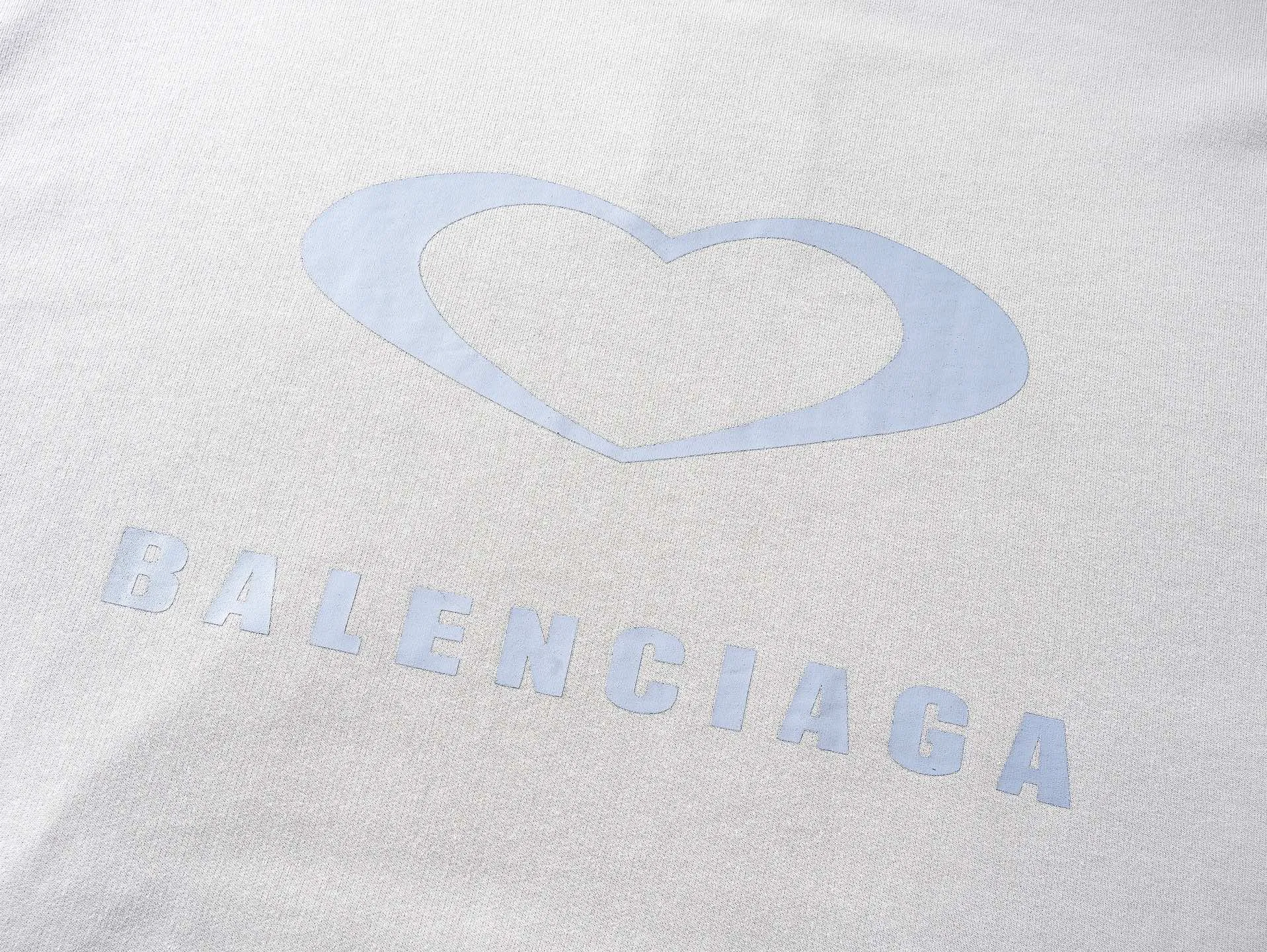 🅿️350 BALENCI*GA Paris Chinese Valentine's Day limited edition hooded sweatshirt. The front embroidery is embroidered with an imported Tajima embroidery machine. The back letters are printed with environmentally friendly glue. Customized matching hardware. The letters are clear. The effect is three-dimensional. Exclusively matched to the pattern, woven and dyed 460g fabric. Threads are dyed in the same cylinder with zero color difference. Brick cabinet synchronization. Welcome to compare. Same style for men and women -Color: black off-white -SIZE: Xs S M L Style number 8991#
