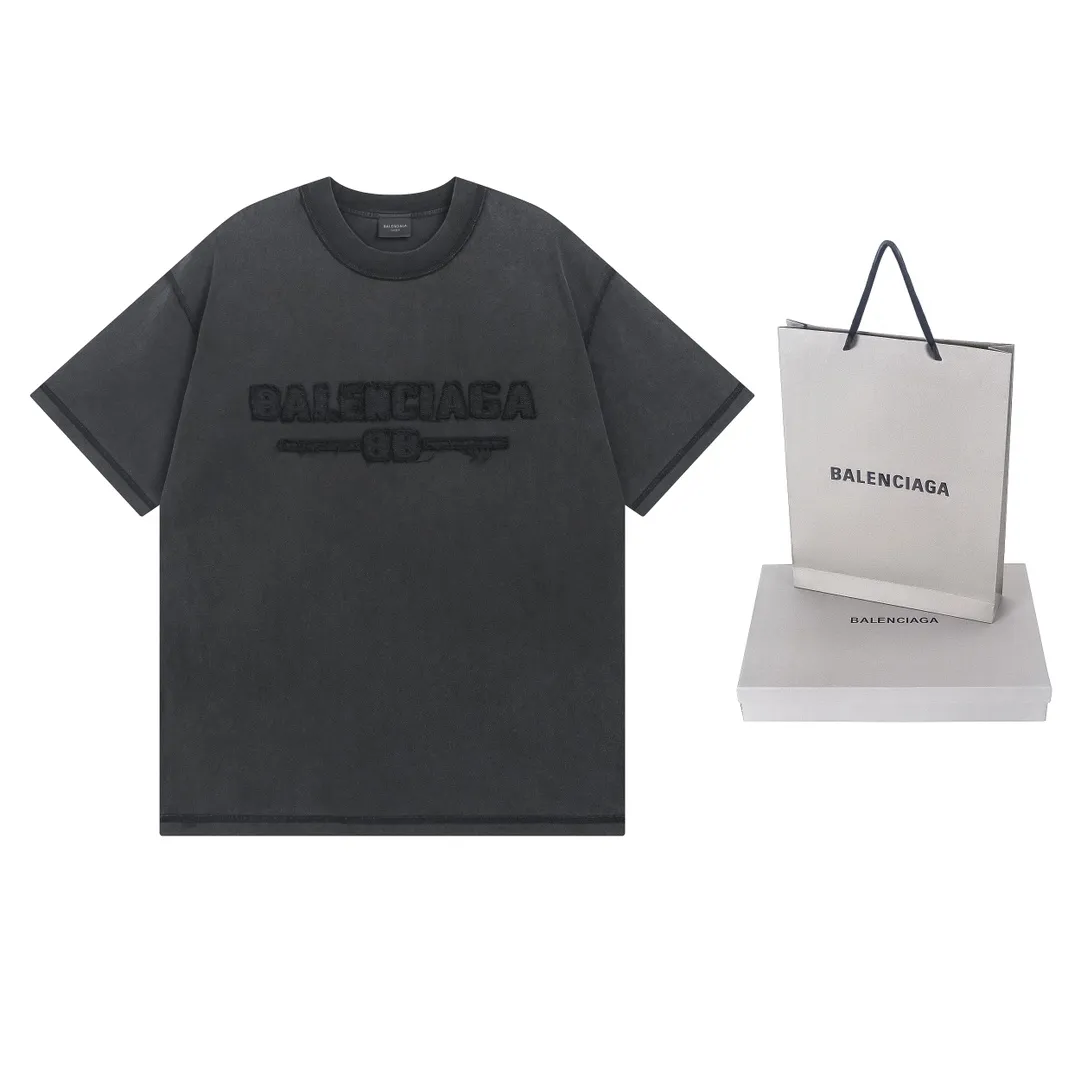 🅿️200 Actual pictures [Top version. Official website quality] BALENCI*GA/Paris #2025 new style washed short-sleeved T-shirt with letter LOGO chest patch embroidery, ready-to-wear stitching on the reverse side, ready-to-wear wash, full of design sense. Welcome to compare. The fabric is made of Paris ZP custom-woven and dyed cotton double yarn, weighing 260 grams, the cloth surface is clean. The cloth pattern is clear, soft and comfortable. The threads are dyed with no color difference. The classic letter LOGO is embroidered with imported Tajima embroidery machine. The effect is three-dimensional. Restore the brick cabinet, adopt OS loose shoulder style. Same style for men and women. Code: BL253639 Color: washed black, matte blue, green Size: XS S M L