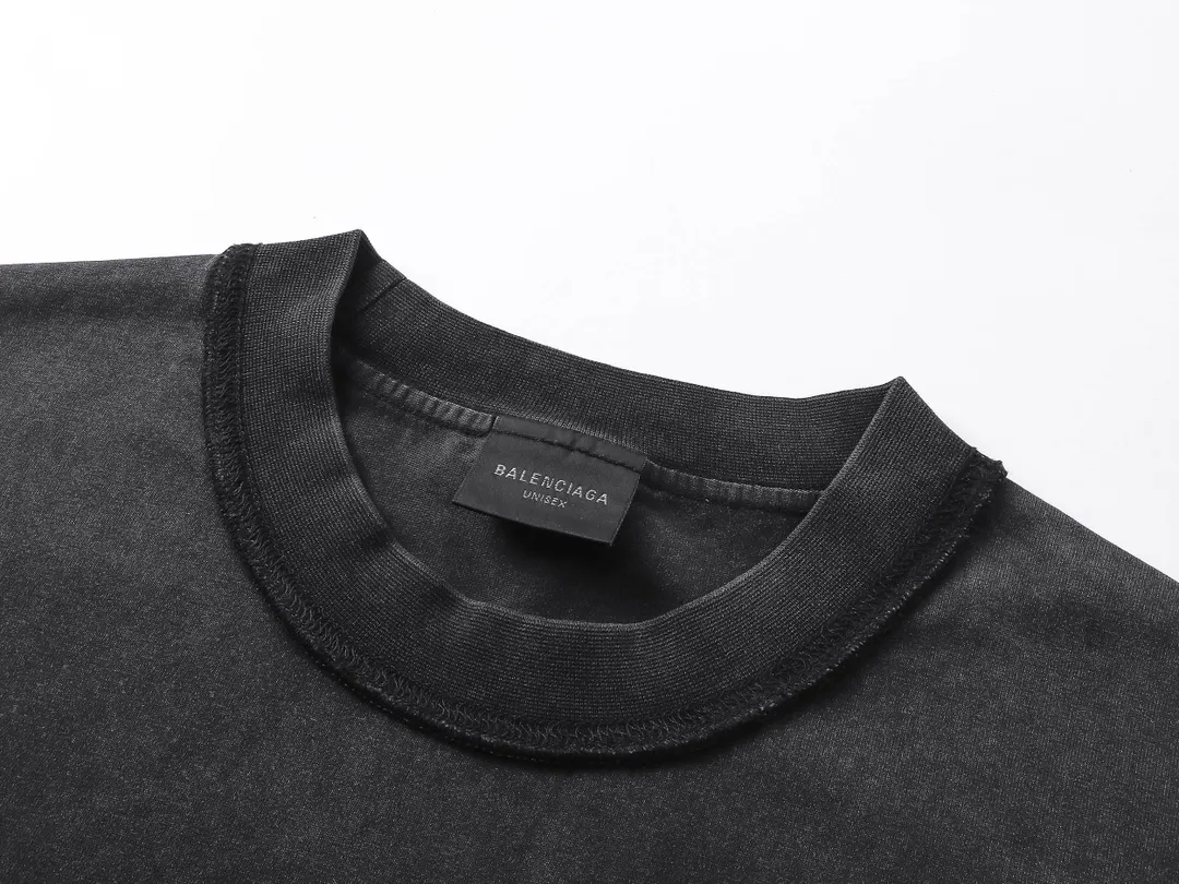🅿️200 Actual pictures [Top version. Official website quality] BALENCI*GA/Paris #2025 new style washed short-sleeved T-shirt with letter LOGO chest patch embroidery, ready-to-wear stitching on the reverse side, ready-to-wear wash, full of design sense. Welcome to compare. The fabric is made of Paris ZP custom-woven and dyed cotton double yarn, weighing 260 grams, the cloth surface is clean. The cloth pattern is clear, soft and comfortable. The threads are dyed with no color difference. The classic letter LOGO is embroidered with imported Tajima embroidery machine. The effect is three-dimensional. Restore the brick cabinet, adopt OS loose shoulder style. Same style for men and women. Code: BL253639 Color: washed black, matte blue, green Size: XS S M L
