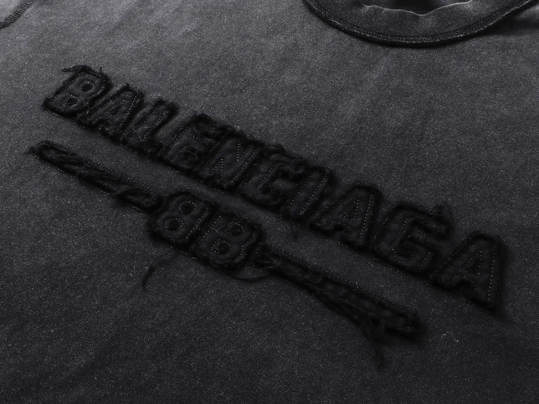 🅿️200 Actual pictures [Top version. Official website quality] BALENCI*GA/Paris #2025 new style washed short-sleeved T-shirt with letter LOGO chest patch embroidery, ready-to-wear stitching on the reverse side, ready-to-wear wash, full of design sense. Welcome to compare. The fabric is made of Paris ZP custom-woven and dyed cotton double yarn, weighing 260 grams, the cloth surface is clean. The cloth pattern is clear, soft and comfortable. The threads are dyed with no color difference. The classic letter LOGO is embroidered with imported Tajima embroidery machine. The effect is three-dimensional. Restore the brick cabinet, adopt OS loose shoulder style. Same style for men and women. Code: BL253639 Color: washed black, matte blue, green Size: XS S M L