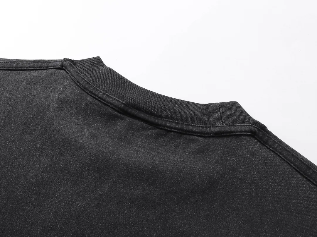 🅿️200 Actual pictures [Top version. Official website quality] BALENCI*GA/Paris #2025 new style washed short-sleeved T-shirt with letter LOGO chest patch embroidery, ready-to-wear stitching on the reverse side, ready-to-wear wash, full of design sense. Welcome to compare. The fabric is made of Paris ZP custom-woven and dyed cotton double yarn, weighing 260 grams, the cloth surface is clean. The cloth pattern is clear, soft and comfortable. The threads are dyed with no color difference. The classic letter LOGO is embroidered with imported Tajima embroidery machine. The effect is three-dimensional. Restore the brick cabinet, adopt OS loose shoulder style. Same style for men and women. Code: BL253639 Color: washed black, matte blue, green Size: XS S M L