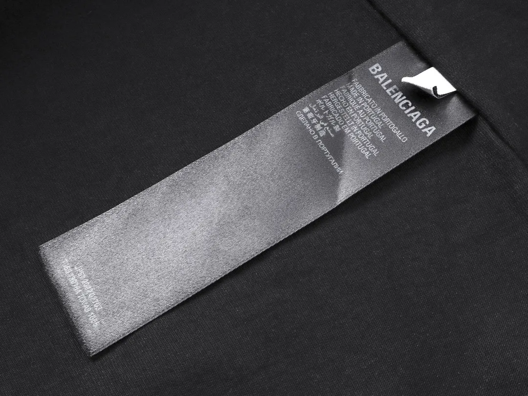🅿️200 Actual pictures [Top version. Official website quality] BALENCI*GA/Paris #2025 new style washed short-sleeved T-shirt with letter LOGO chest patch embroidery, ready-to-wear stitching on the reverse side, ready-to-wear wash, full of design sense. Welcome to compare. The fabric is made of Paris ZP custom-woven and dyed cotton double yarn, weighing 260 grams, the cloth surface is clean. The cloth pattern is clear, soft and comfortable. The threads are dyed with no color difference. The classic letter LOGO is embroidered with imported Tajima embroidery machine. The effect is three-dimensional. Restore the brick cabinet, adopt OS loose shoulder style. Same style for men and women. Code: BL253639 Color: washed black, matte blue, green Size: XS S M L