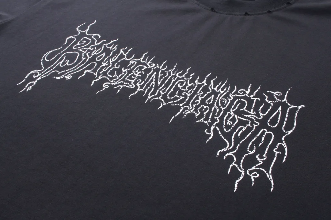 🅿️186 Detailed Picture [Top version. Official website quality] BALENCI*GA/Paris. 2024 new style flame letter LOGO destruction printed short-sleeved T-shirt. Brick cabinets are synchronized. Genuine products are developed at the first time, and you can print and compare! The fabric is made of Paris ZP custom-woven and dyed cotton double yarn. Weighing 260 grams, the cloth surface is clean. The cloth pattern is clear, soft and comfortable. The threads are dyed with no color difference. The classic LOGO is printed using environmentally friendly imported materials, with clear pattern letters and a three-dimensional effect. Restored brick cabinet. Ready-made garments are washed, worn and old. Different market currency. Welcome to compare. The version adopts OS loose shoulder version. Same style for men and women. Code: BL233303 Color: black, white, yellow, gray blue Size: XS to L