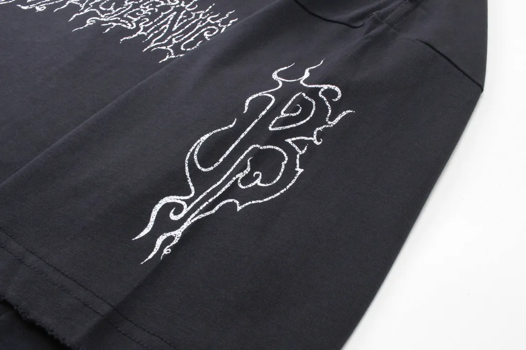 🅿️186 Detailed Picture [Top version. Official website quality] BALENCI*GA/Paris. 2024 new style flame letter LOGO destruction printed short-sleeved T-shirt. Brick cabinets are synchronized. Genuine products are developed at the first time, and you can print and compare! The fabric is made of Paris ZP custom-woven and dyed cotton double yarn. Weighing 260 grams, the cloth surface is clean. The cloth pattern is clear, soft and comfortable. The threads are dyed with no color difference. The classic LOGO is printed using environmentally friendly imported materials, with clear pattern letters and a three-dimensional effect. Restored brick cabinet. Ready-made garments are washed, worn and old. Different market currency. Welcome to compare. The version adopts OS loose shoulder version. Same style for men and women. Code: BL233303 Color: black, white, yellow, gray blue Size: XS to L