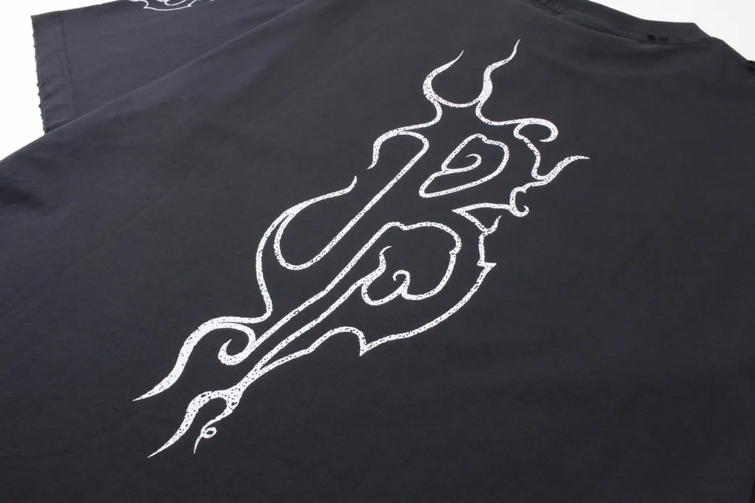 🅿️186 Detailed Picture [Top version. Official website quality] BALENCI*GA/Paris. 2024 new style flame letter LOGO destruction printed short-sleeved T-shirt. Brick cabinets are synchronized. Genuine products are developed at the first time, and you can print and compare! The fabric is made of Paris ZP custom-woven and dyed cotton double yarn. Weighing 260 grams, the cloth surface is clean. The cloth pattern is clear, soft and comfortable. The threads are dyed with no color difference. The classic LOGO is printed using environmentally friendly imported materials, with clear pattern letters and a three-dimensional effect. Restored brick cabinet. Ready-made garments are washed, worn and old. Different market currency. Welcome to compare. The version adopts OS loose shoulder version. Same style for men and women. Code: BL233303 Color: black, white, yellow, gray blue Size: XS to L