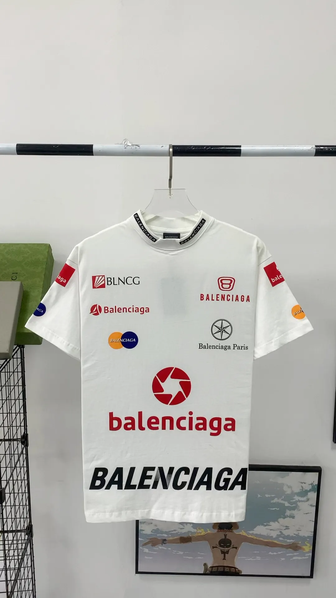 Frontal real shot video————Top tested version Balenciaga new BLCG Balenciaga 2023 latest LOGO collection embroidery couple star same style short-sleeved T-shirt ⚠️Original purchase 8,900, fine cotton plain fabric, rib embroidery technology, high elastic glue printing, hole distressed effect, loose outline version, full set of accessories #worsted breathable cotton fabric Made of specific heavyweight 32S cotton jersey fabric, 230 grams in weight; with 32s+70D drawbar thread, 300g: 95/cotton*5% spandex double yarn rib. The worsted cotton material is light, thin and breathable, with a strong cotton feel on the hand and strong breathability and moisture absorption; the threads are woven into combed cotton fabric using a blending process, making the fabric very soft to the touch. The worsted cotton material is light and breathable, has a strong cotton feel on the hand, is breathable and hygroscopic; it is not easy to wrinkle and does not require special care. 32-needle high-end textile imported from the rib, 70D ultra-fine elastic stitching, nearly non-feeling stitching, comfortable and fit the body shape.  #Threads are decorated with classic brand letter embroidery. The hollow letter embroidery is very fine and dense, the hollow lines are clear and the embroidery surface has a strong three-dimensional effect. The linen material embroidery thread is combined with encrypted processing, and the embroidery body has a subtle matte visual texture.  #High-elastic glue printing process Full-width trademark printing pattern, multi-color paste treatment. Elastic glue printing uses a highly elastic adhesive. The film has good elasticity and a soft hand feel. In order to ensure that the outline of the printed pattern is clear, white paste is printed on the edge of the pattern. On the one hand, it can enhance the three-dimensional effect of the pattern. On the other hand, it can also fix the organizational structure of the fabric so that the warp and weft yarns of the fabric are not loose and have a certain tensile strength and tearing strength.  #Unique hole-in-the-dark effect. The heavy-duty pure cotton material is used in some parts and is deliberately treated to have the effect of wear and tear. The damaged distressing treatment greatly increases the interest of the clothing. While adding to the layering of the clothing, the artistic flavor of the clothing is also vividly displayed.  Classic loose H drop shoulder style, smooth ribbed round neck, inner back collar strip to prevent deformation, internal seams with elastic inserts to prevent shoulder seams from deforming after multiple washes; cuffs and hem are edged with specially machined double topstitching.  Size: XS-L Color: White P:310