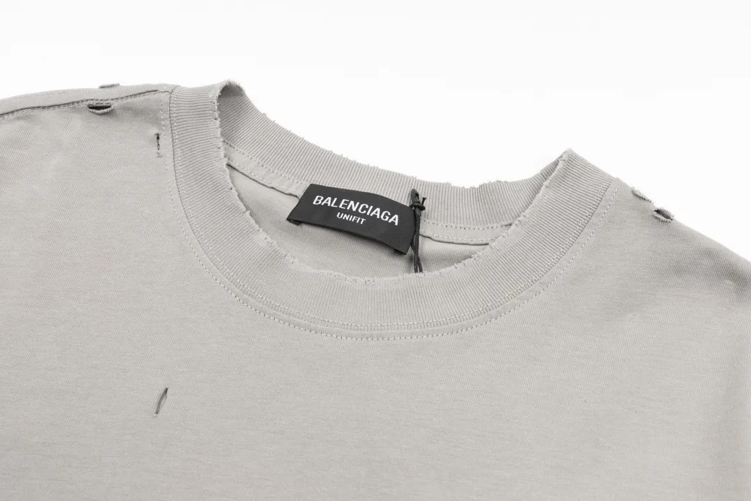 🅿️174 Detailed picture [Top version. Official website quality] BALENCI*GA/Paris. Mosaic classic LOOK washed and distressed short-sleeved T-shirt. Brick cabinet synchronization. The fabric is made of Paris ZP custom-woven and dyed 100% cotton double yarn compact cotton. The weight is 260 grams, the cloth surface is clean. The cloth pattern is clear, soft and comfortable. The threads are dyed with no color difference. The classic pattern printing uses Kornit digital direct printing. The ready-made clothes are washed and distressed, and the brick cabinets are restored. The whole piece of clothing is extremely complex in craftsmanship. Different market currency, welcome to compare, the version adopts OS loose shoulder version. Same style for men and women Coding: BL223036 Color: High-grade gray Size: XS S M L