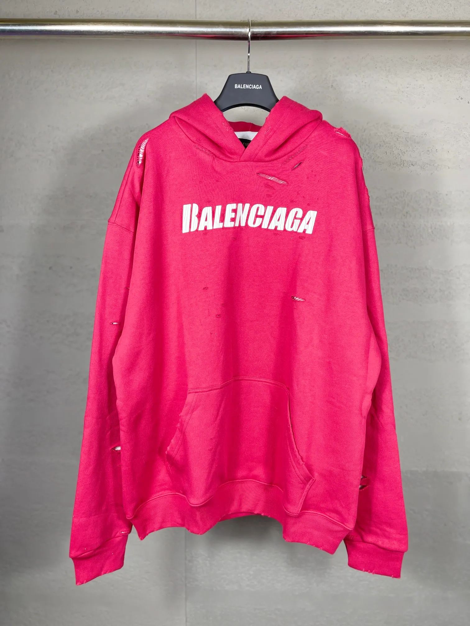 🅿️396 Actual pictures [Top version. Official website quality] BALENCI*GA/Paris. Classic style. 22SS #BALENCI*GA# Artistic ripped hole and velvet inner two-piece hooded sweatshirt. Autumn and winter brick cabinets are synchronized. Welcome to compare. The fabric is made of Paris ZP custom-woven and dyed cotton double yarn David coat with velvet lining. The fabric pattern is clear, soft and comfortable. The threads are woven and dyed with no color difference. The classic letter LOGO adopts precision stencils, imported environmentally friendly rubber paddles, and turtle crack printing, with a three-dimensional effect. Garment positioning art is worn with holes, hem threads, hat brim, and bag mouth are hand-worn vintage. Restore brick cabinets, and adopt OS loose shoulder style. Same style for men and women Coding: BL238001 Color: Black. White. Hulan. Brown. Dark green. Burgundy. Purple Size: XS S M L