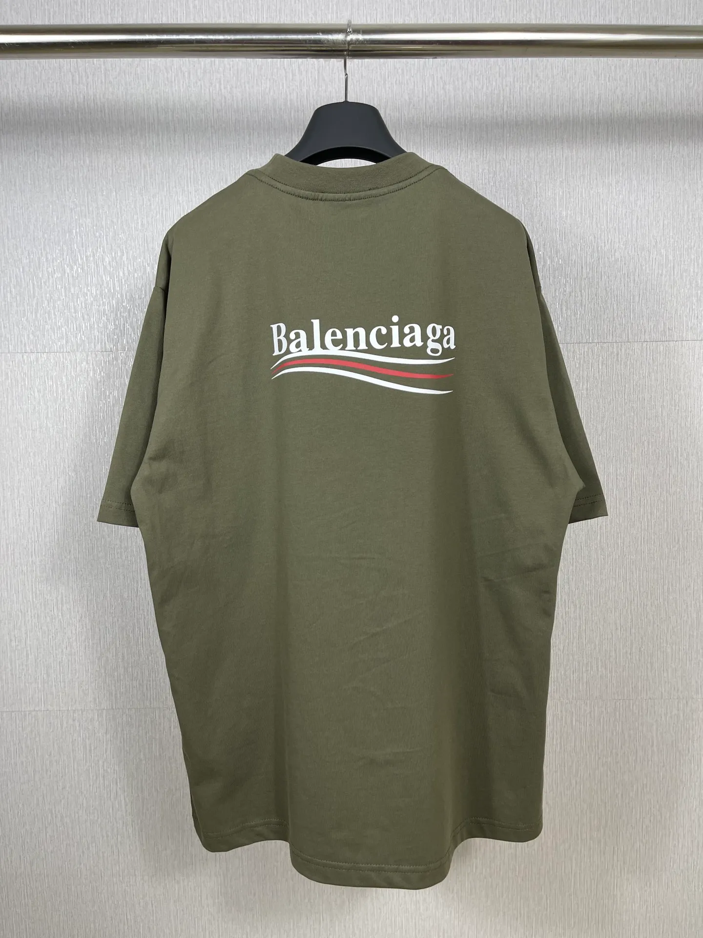 🅿️170 Real photos [Top version. Official website quality] BALENC*GA/Paris#Classic, Coke printed short-sleeved T-shirt# The fabric is made of Paris ZP custom-woven and dyed cotton double yarn. Weighing 260 grams, the cloth surface is clean. The cloth pattern is clear, soft and comfortable. The threads are dyed with no color difference. The classic pattern printing uses environmentally friendly imported glue and precision mesh. The letters are clear. No burrs. The three-dimensional effect is strong. The version adopts the OS loose shoulder version. The same style for men and women. Coding: BL223029 Color: black, white, red, yellow, gray, gray orchid, blue, military green Size: XS to L