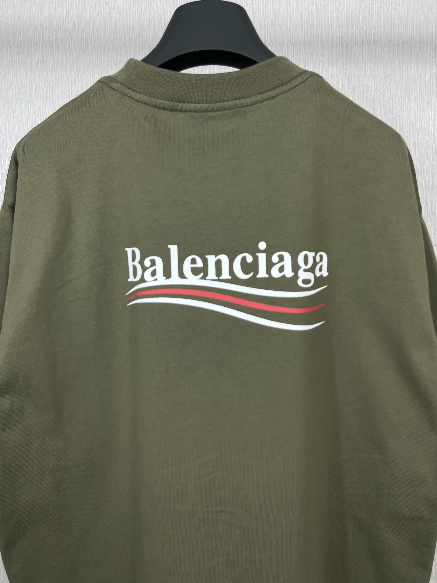 🅿️170 Real photos [Top version. Official website quality] BALENC*GA/Paris#Classic, Coke printed short-sleeved T-shirt# The fabric is made of Paris ZP custom-woven and dyed cotton double yarn. Weighing 260 grams, the cloth surface is clean. The cloth pattern is clear, soft and comfortable. The threads are dyed with no color difference. The classic pattern printing uses environmentally friendly imported glue and precision mesh. The letters are clear. No burrs. The three-dimensional effect is strong. The version adopts the OS loose shoulder version. The same style for men and women. Coding: BL223029 Color: black, white, red, yellow, gray, gray orchid, blue, military green Size: XS to L