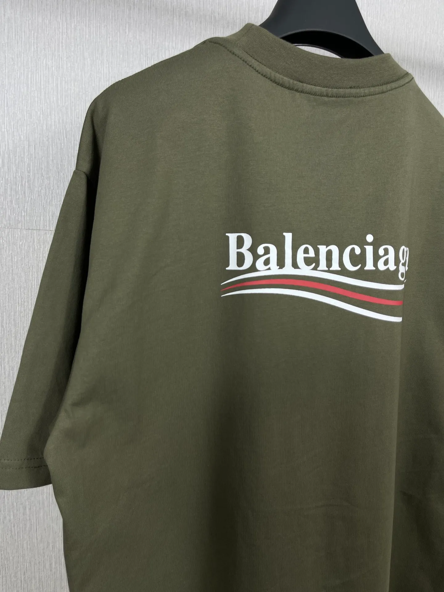 🅿️170 Real photos [Top version. Official website quality] BALENC*GA/Paris#Classic, Coke printed short-sleeved T-shirt# The fabric is made of Paris ZP custom-woven and dyed cotton double yarn. Weighing 260 grams, the cloth surface is clean. The cloth pattern is clear, soft and comfortable. The threads are dyed with no color difference. The classic pattern printing uses environmentally friendly imported glue and precision mesh. The letters are clear. No burrs. The three-dimensional effect is strong. The version adopts the OS loose shoulder version. The same style for men and women. Coding: BL223029 Color: black, white, red, yellow, gray, gray orchid, blue, military green Size: XS to L