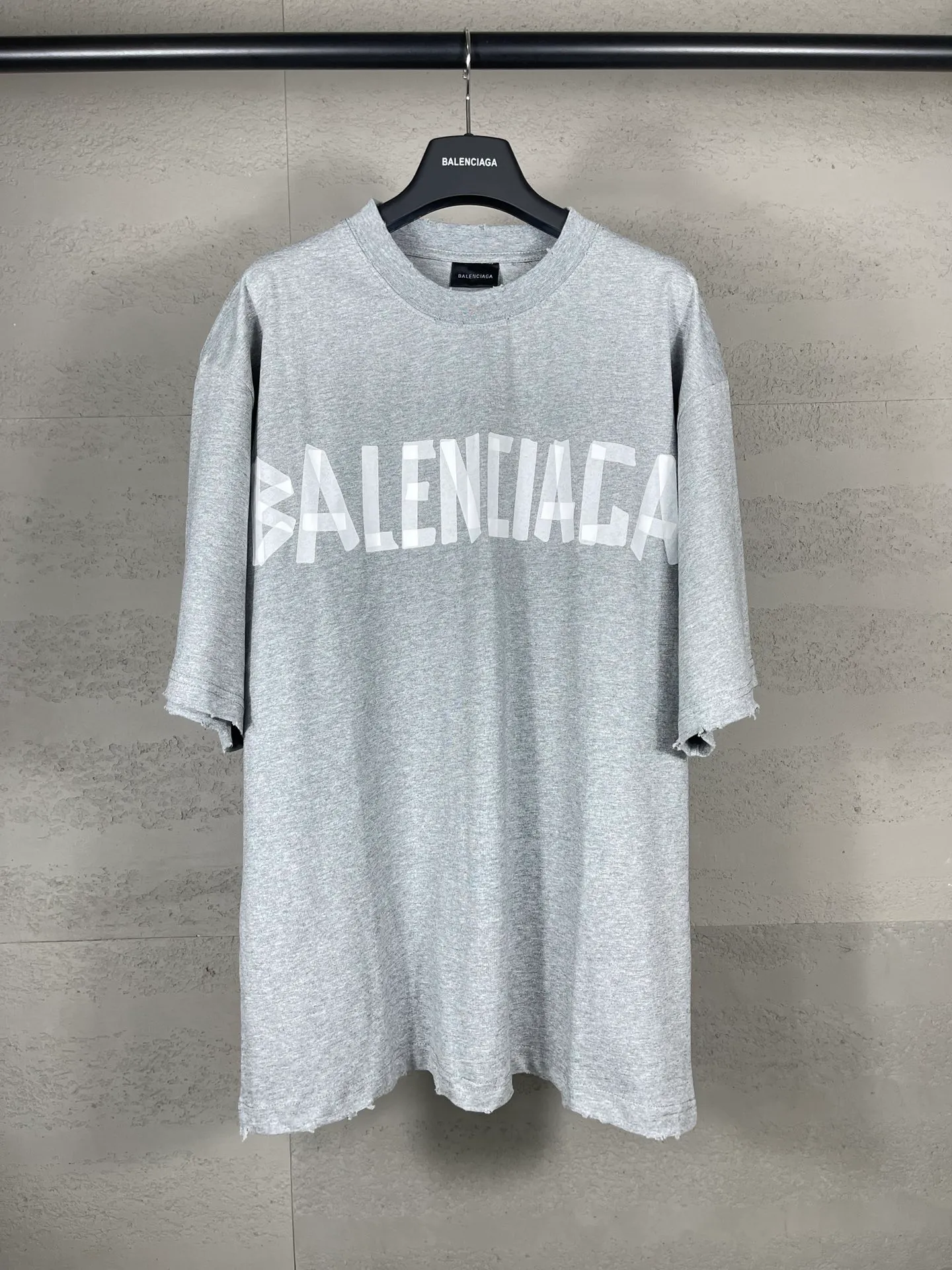 🅿️194 Real photos [Top version. Official website quality] BALENCI*GA/Paris. 23ss latest classic model. Tape pulp printing. Ready-to-wear washed and worn short-sleeved T-shirt. Brick cabinet synchronization. The fabric is made of Paris ZP custom-woven and dyed 100% cotton double yarn compact cotton. The weight is 260 grams, the cloth surface is clean. The cloth pattern is clear, soft and comfortable, and the thread is dyed with no color difference. The classic pattern is printed with environmentally friendly imported materials, and the tape pattern is glued. The letters are clear and the effect is three-dimensional. Restored brick cabinet. The garments were washed and aged, and polished by many hands. Produced by ultra-heavy craftsmanship, the market currency is very different, welcome to compare. Note⚠️ZP is made of iron gray garments that are washed and distressed. Pay attention to the big difference! Welcome to compare! The version adopts OS loose shoulder version. The same style for men and women. Code: BL223089 Color: iron gray, white, fluorescent green, gray blue, coffee color, fog blue, beige gray, burgundy, green, floral gray Size: XS S M L