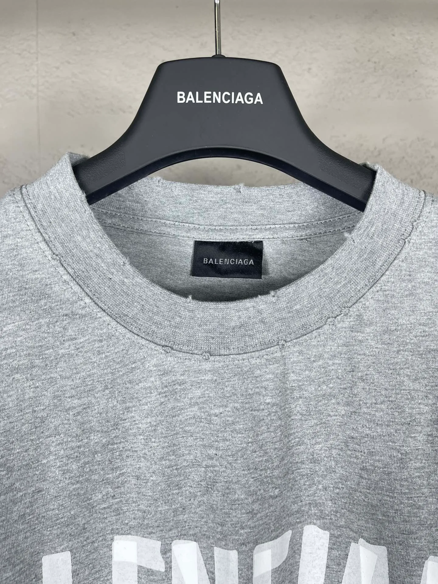 🅿️194 Real photos [Top version. Official website quality] BALENCI*GA/Paris. 23ss latest classic model. Tape pulp printing. Ready-to-wear washed and worn short-sleeved T-shirt. Brick cabinet synchronization. The fabric is made of Paris ZP custom-woven and dyed 100% cotton double yarn compact cotton. The weight is 260 grams, the cloth surface is clean. The cloth pattern is clear, soft and comfortable, and the thread is dyed with no color difference. The classic pattern is printed with environmentally friendly imported materials, and the tape pattern is glued. The letters are clear and the effect is three-dimensional. Restored brick cabinet. The garments were washed and aged, and polished by many hands. Produced by ultra-heavy craftsmanship, the market currency is very different, welcome to compare. Note⚠️ZP is made of iron gray garments that are washed and distressed. Pay attention to the big difference! Welcome to compare! The version adopts OS loose shoulder version. The same style for men and women. Code: BL223089 Color: iron gray, white, fluorescent green, gray blue, coffee color, fog blue, beige gray, burgundy, green, floral gray Size: XS S M L