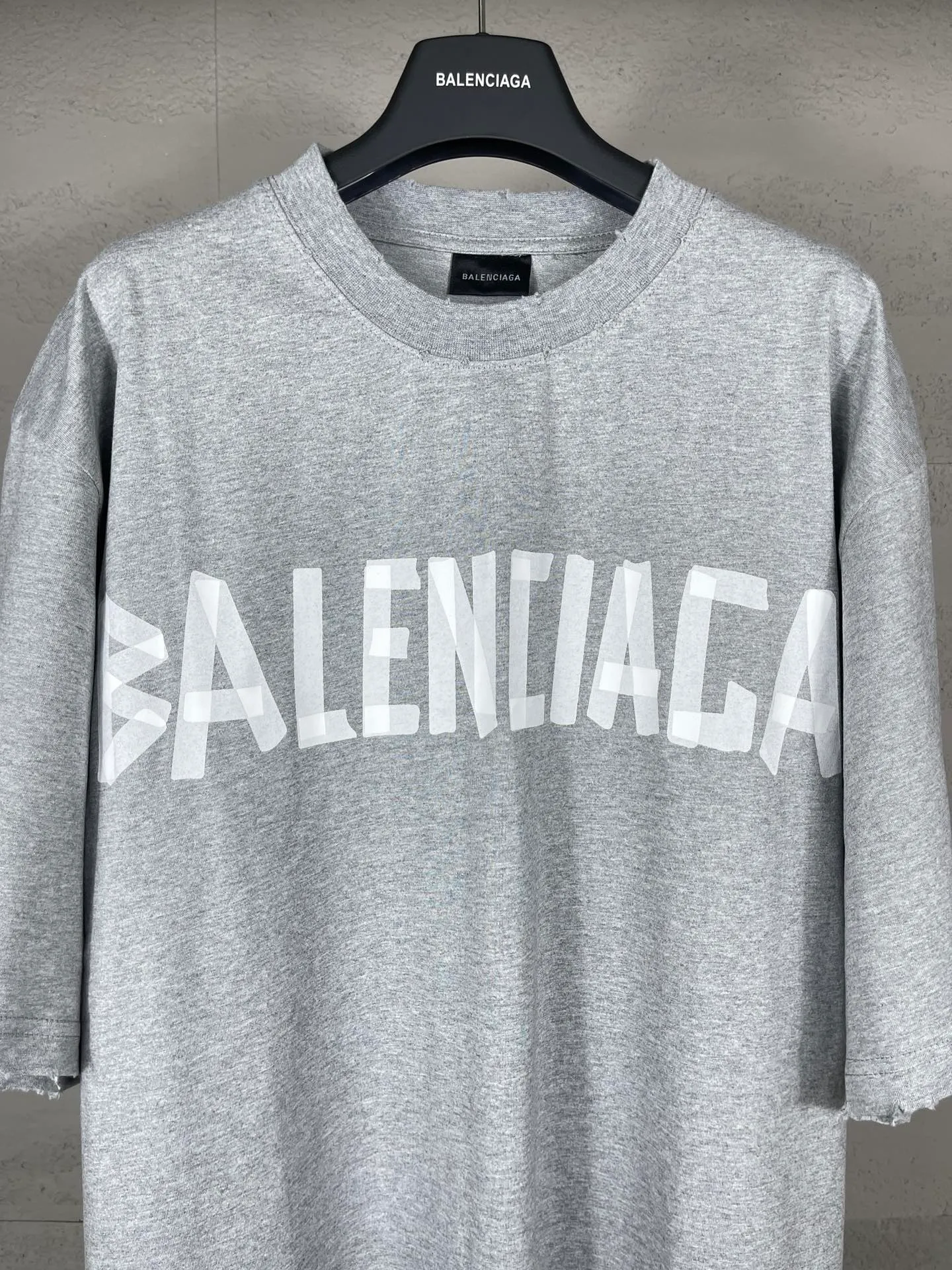 🅿️194 Real photos [Top version. Official website quality] BALENCI*GA/Paris. 23ss latest classic model. Tape pulp printing. Ready-to-wear washed and worn short-sleeved T-shirt. Brick cabinet synchronization. The fabric is made of Paris ZP custom-woven and dyed 100% cotton double yarn compact cotton. The weight is 260 grams, the cloth surface is clean. The cloth pattern is clear, soft and comfortable, and the thread is dyed with no color difference. The classic pattern is printed with environmentally friendly imported materials, and the tape pattern is glued. The letters are clear and the effect is three-dimensional. Restored brick cabinet. The garments were washed and aged, and polished by many hands. Produced by ultra-heavy craftsmanship, the market currency is very different, welcome to compare. Note⚠️ZP is made of iron gray garments that are washed and distressed. Pay attention to the big difference! Welcome to compare! The version adopts OS loose shoulder version. The same style for men and women. Code: BL223089 Color: iron gray, white, fluorescent green, gray blue, coffee color, fog blue, beige gray, burgundy, green, floral gray Size: XS S M L