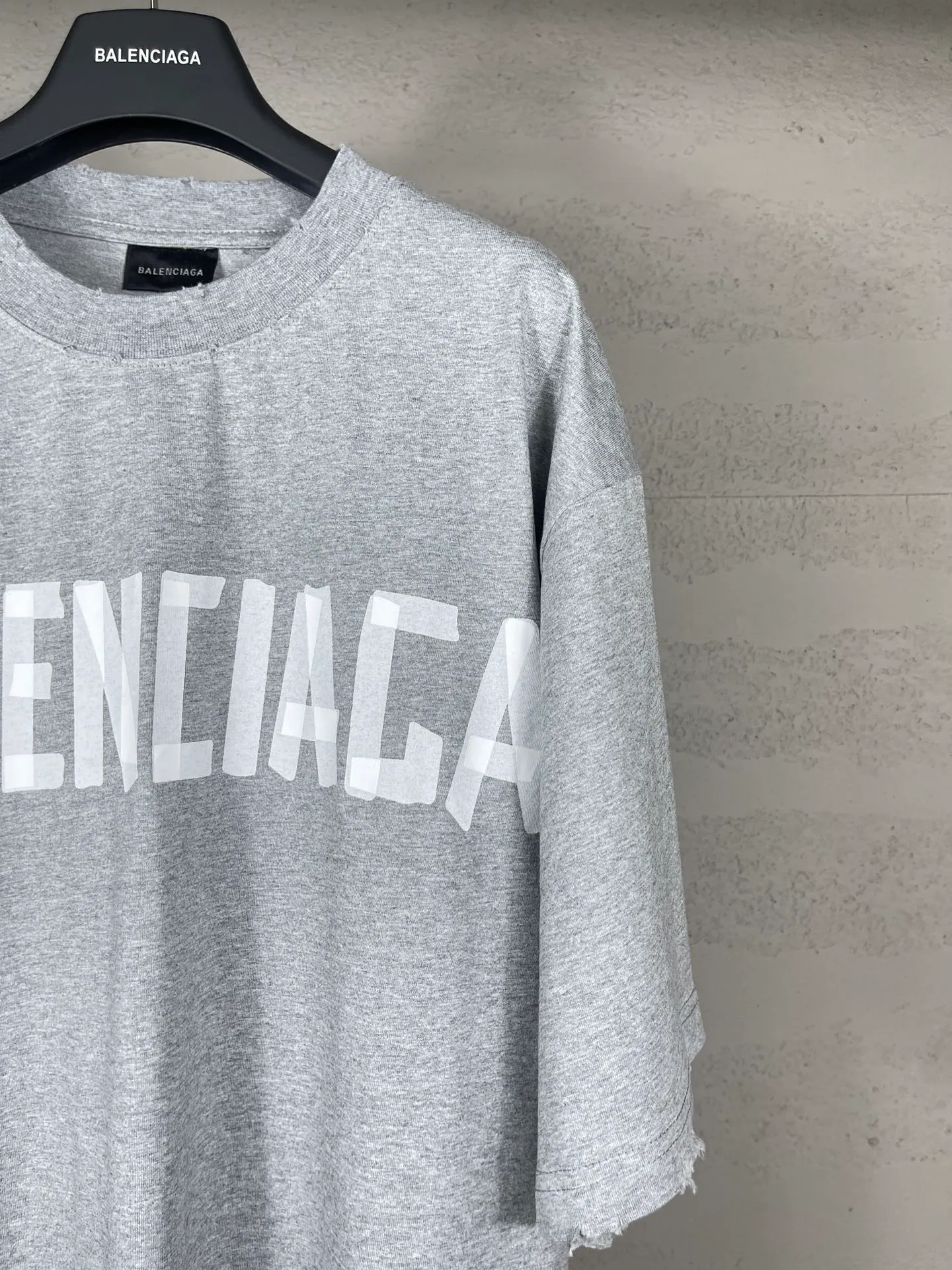 🅿️194 Real photos [Top version. Official website quality] BALENCI*GA/Paris. 23ss latest classic model. Tape pulp printing. Ready-to-wear washed and worn short-sleeved T-shirt. Brick cabinet synchronization. The fabric is made of Paris ZP custom-woven and dyed 100% cotton double yarn compact cotton. The weight is 260 grams, the cloth surface is clean. The cloth pattern is clear, soft and comfortable, and the thread is dyed with no color difference. The classic pattern is printed with environmentally friendly imported materials, and the tape pattern is glued. The letters are clear and the effect is three-dimensional. Restored brick cabinet. The garments were washed and aged, and polished by many hands. Produced by ultra-heavy craftsmanship, the market currency is very different, welcome to compare. Note⚠️ZP is made of iron gray garments that are washed and distressed. Pay attention to the big difference! Welcome to compare! The version adopts OS loose shoulder version. The same style for men and women. Code: BL223089 Color: iron gray, white, fluorescent green, gray blue, coffee color, fog blue, beige gray, burgundy, green, floral gray Size: XS S M L