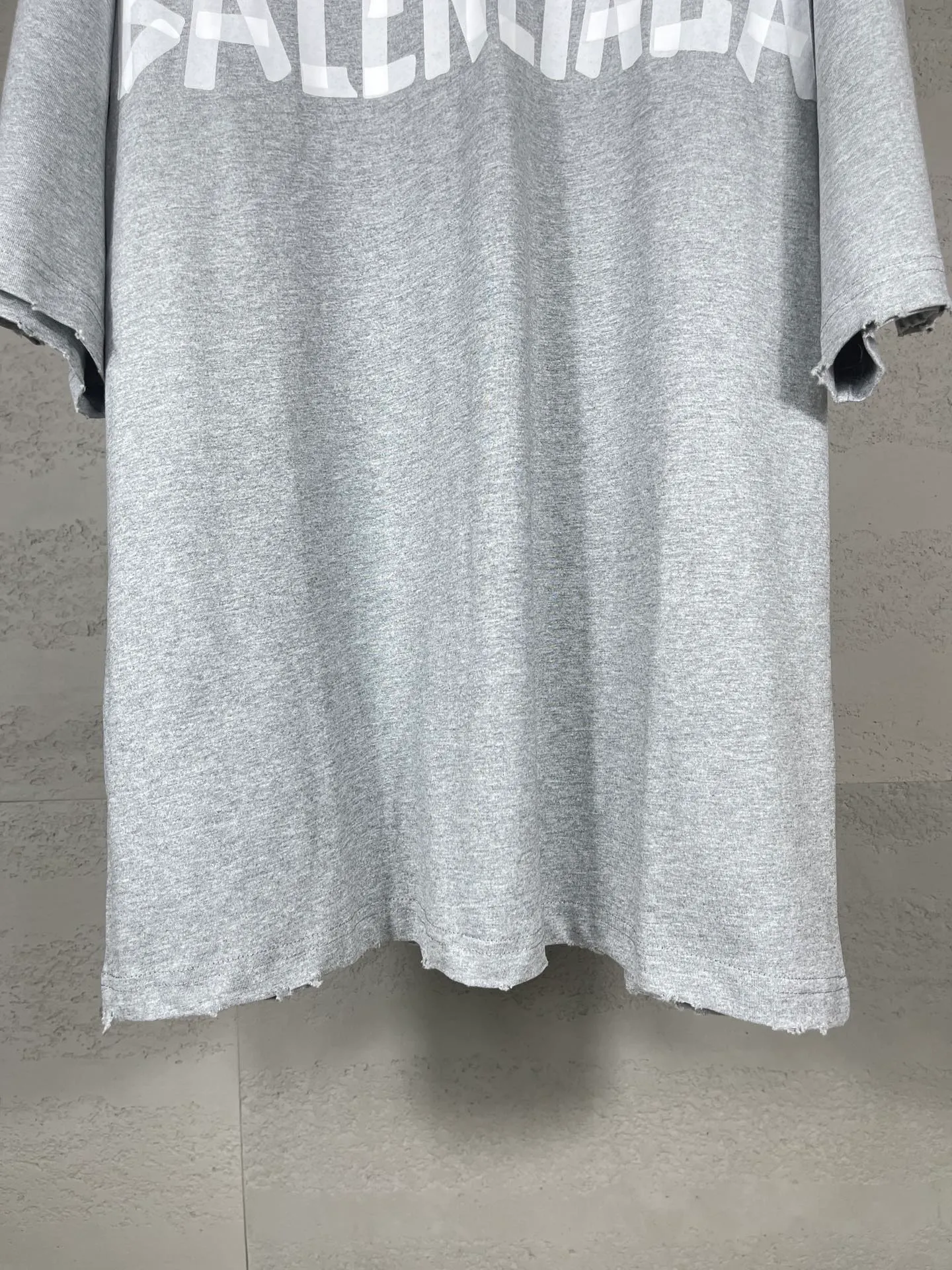 🅿️194 Real photos [Top version. Official website quality] BALENCI*GA/Paris. 23ss latest classic model. Tape pulp printing. Ready-to-wear washed and worn short-sleeved T-shirt. Brick cabinet synchronization. The fabric is made of Paris ZP custom-woven and dyed 100% cotton double yarn compact cotton. The weight is 260 grams, the cloth surface is clean. The cloth pattern is clear, soft and comfortable, and the thread is dyed with no color difference. The classic pattern is printed with environmentally friendly imported materials, and the tape pattern is glued. The letters are clear and the effect is three-dimensional. Restored brick cabinet. The garments were washed and aged, and polished by many hands. Produced by ultra-heavy craftsmanship, the market currency is very different, welcome to compare. Note⚠️ZP is made of iron gray garments that are washed and distressed. Pay attention to the big difference! Welcome to compare! The version adopts OS loose shoulder version. The same style for men and women. Code: BL223089 Color: iron gray, white, fluorescent green, gray blue, coffee color, fog blue, beige gray, burgundy, green, floral gray Size: XS S M L
