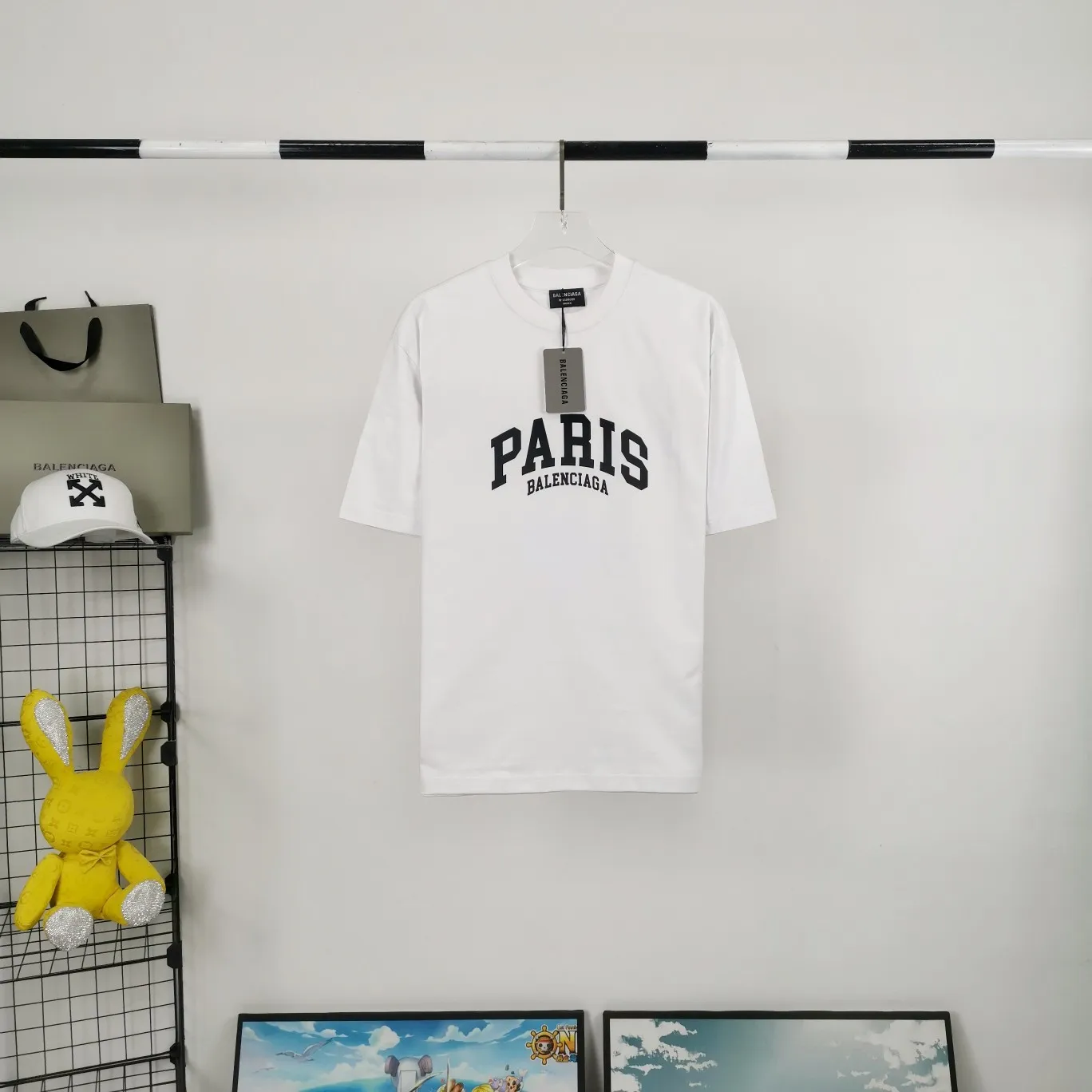 [New] Balenciaga PARIS printed chest t-shirt for male and female couples, the same style pure cotton short-sleeved T-shirt. The fabric is made of 32S 260g combed cotton fabric, which is full of drape, comfortable and breathable. The printing is made of imported thick paste from the printing elliptical machine. It is full of thickness and restores the original printing thickness. The overall printing has no edging. Large products come with three standards + size sticker + dustproof paper with logo. Size: Xs-L. Color: White, Black, Pink. P: 240.