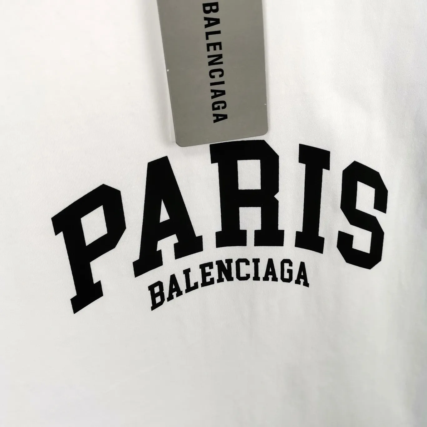 [New] Balenciaga PARIS printed chest t-shirt for male and female couples, the same style pure cotton short-sleeved T-shirt. The fabric is made of 32S 260g combed cotton fabric, which is full of drape, comfortable and breathable. The printing is made of imported thick paste from the printing elliptical machine. It is full of thickness and restores the original printing thickness. The overall printing has no edging. Large products come with three standards + size sticker + dustproof paper with logo. Size: Xs-L. Color: White, Black, Pink. P: 240.