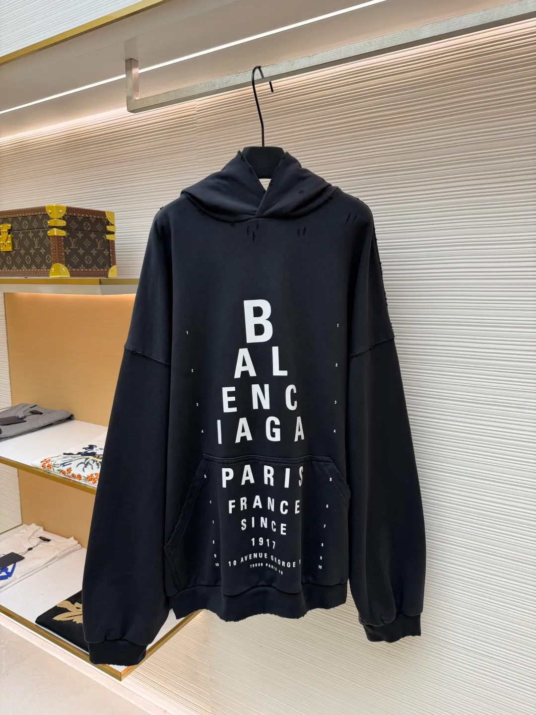 Balenciaga hooded letter printed loose long-sleeved sweatshirt ●Original version: Purchased and developed by 3889 ●Item number: 1681887-B05 ●Fabric: combed cotton terry gray sweatshirt fabric ●Technology: Glue printing production ●Color: gray ●Version: loose fit ●Weight: about 1090 grams ●Size: S-M-L ●Description: The fabric is made of heavy fleece cotton, which has been washed and distressed. The surface shows a natural frayed texture, taking into account softness and an old retro feel. The collar, cuffs and other parts have been hand-edged, so that the rough edges have a uniform texture and are not off-line. The pattern adopts a high-density glue printing process: letters and logos are printed in layers, and the thickness of the glue is even. The white printing appears clearly on the dark gray background. It has been tested for durability and will not easily crack and fall off after repeated washing. It is cut in a loose, dropped-shoulder style, with a hood and no drawstring design. The edge of the hood is reinforced with double-needle sewing. The kangaroo pocket is an embedded structure, and the edge of the opening is hand-stitched. The inside is lined with lining to prevent deformation. The cuffs and hem are ribbed with the same fabric, which has moderate elasticity and is not easy to loosen. The overall craftsmanship highlights the brand's iconic "destruction aesthetics" style. The overall wiring is straight and delicate, the fabric is comfortable and soft, and the color is consistent without color difference. It can be matched with the same style to create a fashionable look and control various occasions. Customized accessories, complete with three standards, same style for men and women!