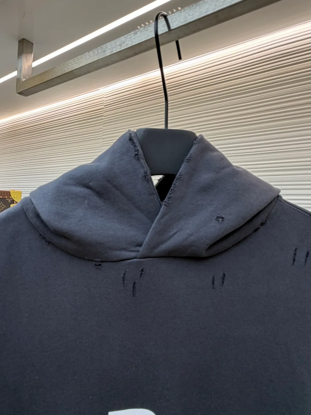 Balenciaga hooded letter printed loose long-sleeved sweatshirt ●Original version: Purchased and developed by 3889 ●Item number: 1681887-B05 ●Fabric: combed cotton terry gray sweatshirt fabric ●Technology: Glue printing production ●Color: gray ●Version: loose fit ●Weight: about 1090 grams ●Size: S-M-L ●Description: The fabric is made of heavy fleece cotton, which has been washed and distressed. The surface shows a natural frayed texture, taking into account softness and an old retro feel. The collar, cuffs and other parts have been hand-edged, so that the rough edges have a uniform texture and are not off-line. The pattern adopts a high-density glue printing process: letters and logos are printed in layers, and the thickness of the glue is even. The white printing appears clearly on the dark gray background. It has been tested for durability and will not easily crack and fall off after repeated washing. It is cut in a loose, dropped-shoulder style, with a hood and no drawstring design. The edge of the hood is reinforced with double-needle sewing. The kangaroo pocket is an embedded structure, and the edge of the opening is hand-stitched. The inside is lined with lining to prevent deformation. The cuffs and hem are ribbed with the same fabric, which has moderate elasticity and is not easy to loosen. The overall craftsmanship highlights the brand's iconic "destruction aesthetics" style. The overall wiring is straight and delicate, the fabric is comfortable and soft, and the color is consistent without color difference. It can be matched with the same style to create a fashionable look and control various occasions. Customized accessories, complete with three standards, same style for men and women!