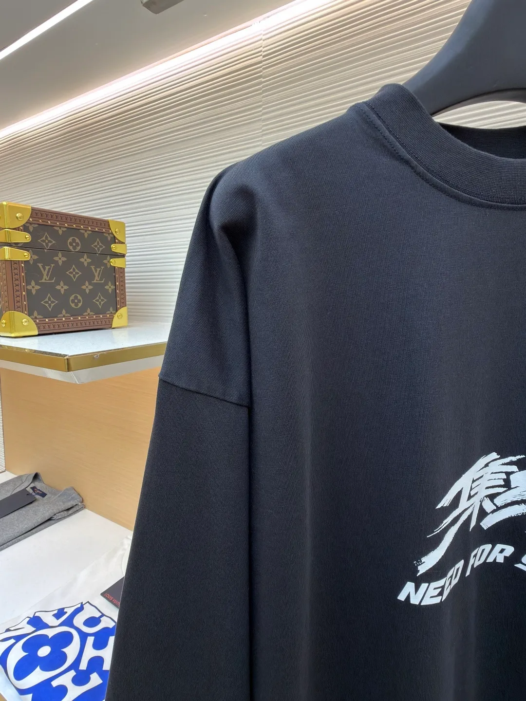 Balenciaga Need for Speed joint long-sleeved collection ●Original version: Purchased and developed for 7900 ●Item number: 1682120-A20 ●Material: double yarn plain fabric ●Technology: Glue printing ●Color: black ●Version: Loose version ●Weight: about 440 grams ●Size: 0-1-2-3 ●Description: Original counter purchased for 7900 Like the masking tape series in previous years, it is a super popular long-sleeved product But due to seasonal issues, we opted for long-sleeved tees. The fabric is made of 230g 20-count double yarn plain fabric. Although it has been washed, it is still restored according to the original version. It is extremely light and very comfortable against the skin. Different printing processes are used on the front and back. We still use the combination of Kornit digital direct printing and screen printing. After continuous debugging, the original process details are restored. The overall wiring is straight and delicate, the fabric is comfortable and soft, and the color is consistent without color difference. It can be matched with the same style to create a fashionable look for various occasions. Customized accessories, complete with three standards, same style for men and women!
