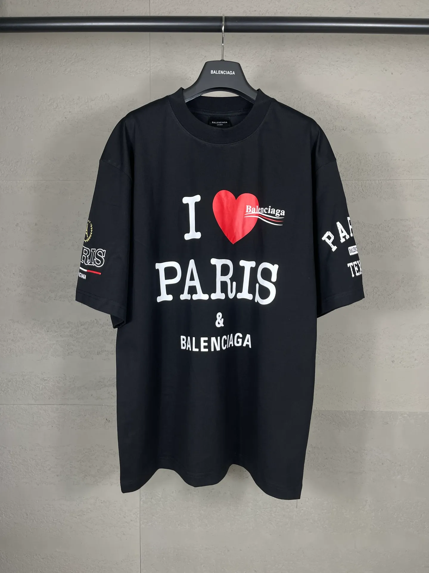 🅿️186 real photos [Top version. Official website quality] BALENCI*GA/Paris. SS25 latest model, front and back left and right sleeves I Love Paris & Balenciaxx art printed short-sleeved T-shirt. Brick cabinet synchronization. Genuine product developed at the first time, happy to print and compare! The fabric is made of Paris ZP custom-woven and dyed cotton double yarn. Weighing 260 grams, the cloth surface is clean. The cloth pattern is clear, soft and comfortable. The threads are dyed with no color difference. The printing uses environmentally friendly imported materials. The letters are clear and the effect is three-dimensional. The version adopts OS loose shoulder design. Same style for men and women. Code: BL253650 Color: white, black Size: XS S M L