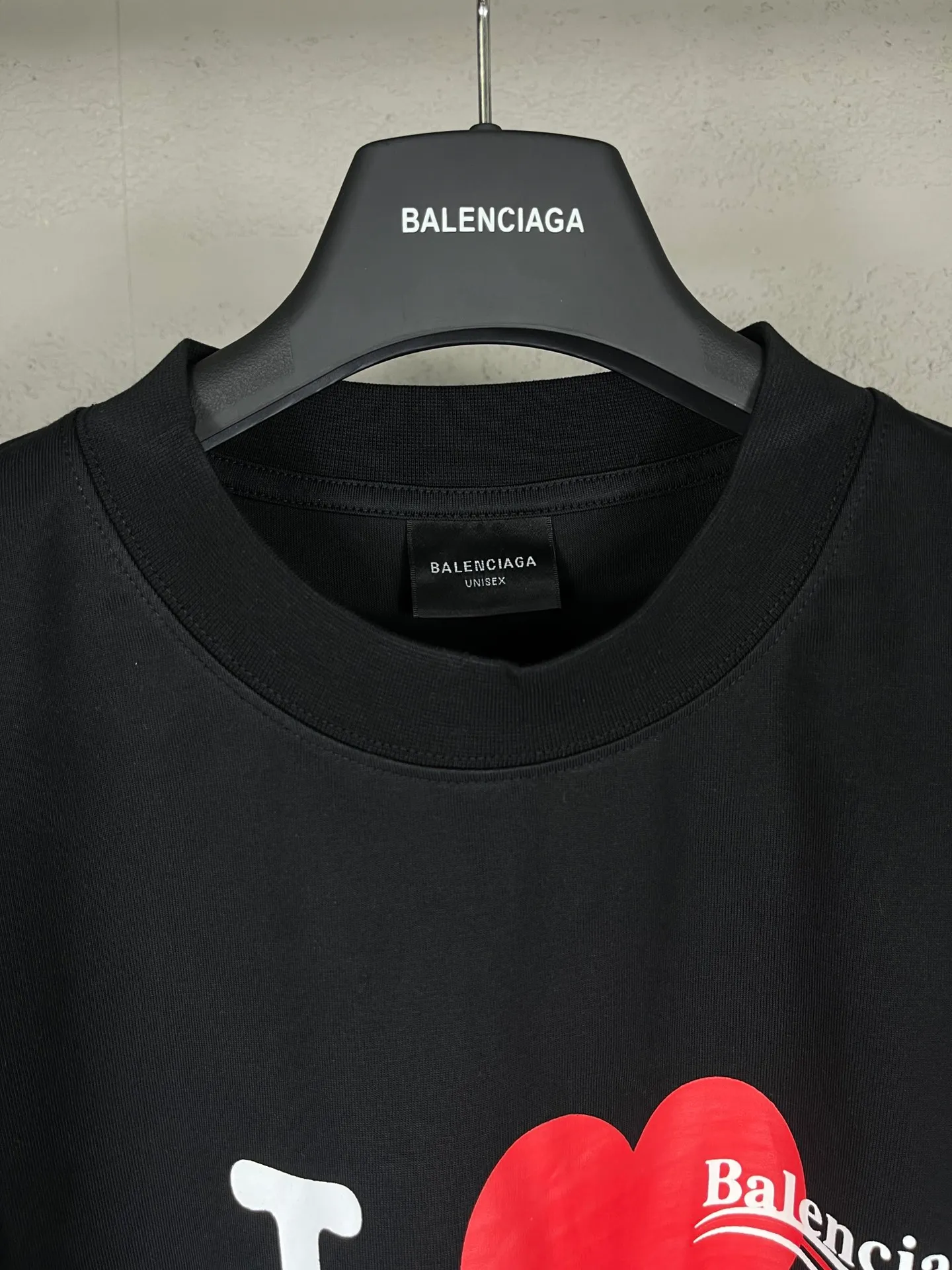 🅿️186 real photos [Top version. Official website quality] BALENCI*GA/Paris. SS25 latest model, front and back left and right sleeves I Love Paris & Balenciaxx art printed short-sleeved T-shirt. Brick cabinet synchronization. Genuine product developed at the first time, happy to print and compare! The fabric is made of Paris ZP custom-woven and dyed cotton double yarn. Weighing 260 grams, the cloth surface is clean. The cloth pattern is clear, soft and comfortable. The threads are dyed with no color difference. The printing uses environmentally friendly imported materials. The letters are clear and the effect is three-dimensional. The version adopts OS loose shoulder design. Same style for men and women. Code: BL253650 Color: white, black Size: XS S M L