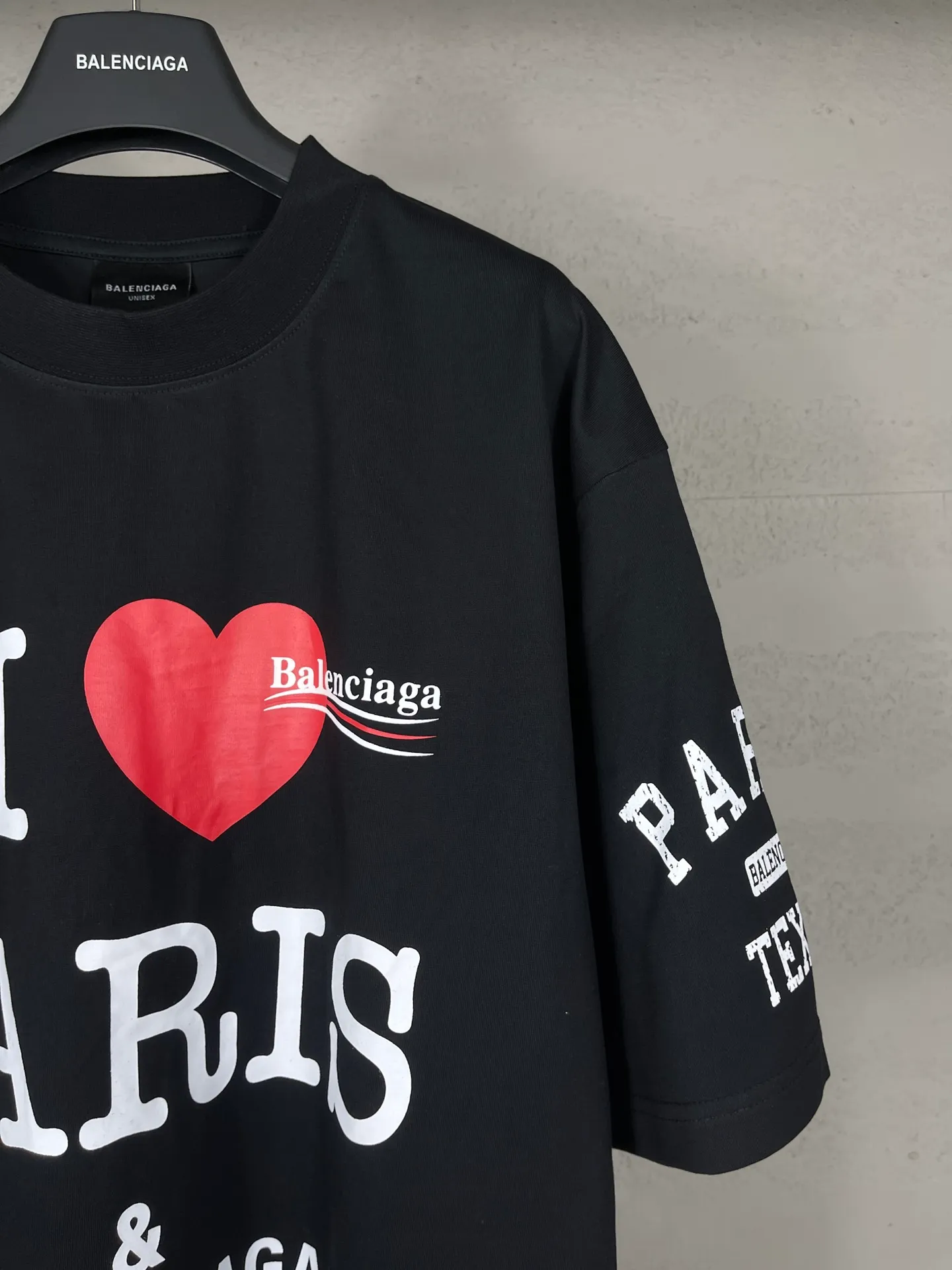 🅿️186 real photos [Top version. Official website quality] BALENCI*GA/Paris. SS25 latest model, front and back left and right sleeves I Love Paris & Balenciaxx art printed short-sleeved T-shirt. Brick cabinet synchronization. Genuine product developed at the first time, happy to print and compare! The fabric is made of Paris ZP custom-woven and dyed cotton double yarn. Weighing 260 grams, the cloth surface is clean. The cloth pattern is clear, soft and comfortable. The threads are dyed with no color difference. The printing uses environmentally friendly imported materials. The letters are clear and the effect is three-dimensional. The version adopts OS loose shoulder design. Same style for men and women. Code: BL253650 Color: white, black Size: XS S M L