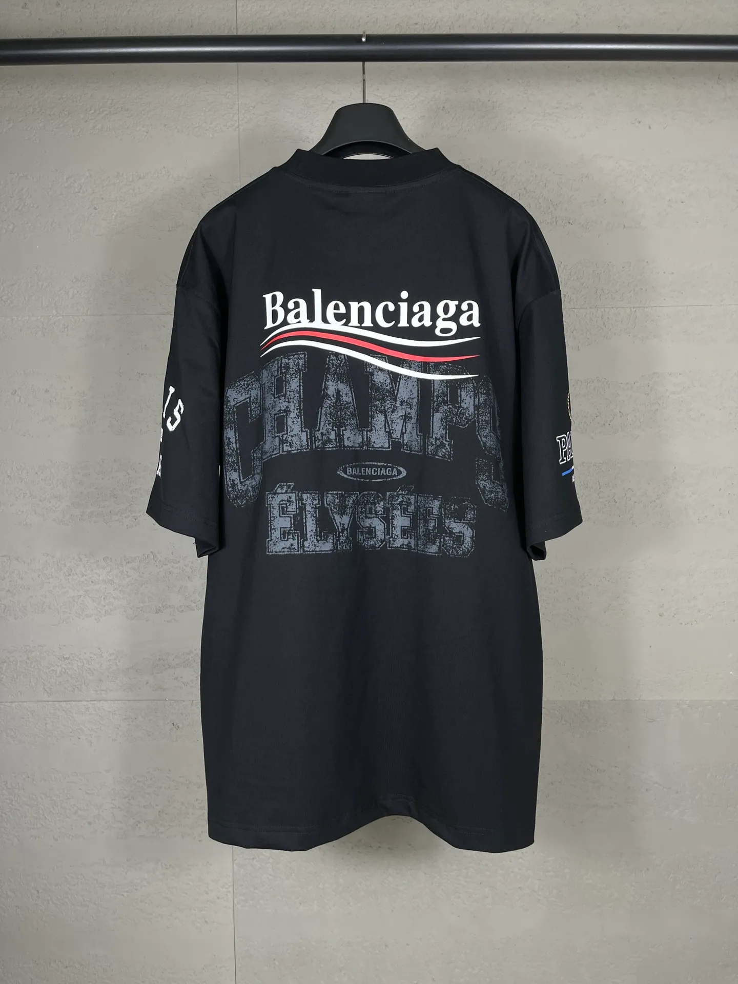 🅿️186 real photos [Top version. Official website quality] BALENCI*GA/Paris. SS25 latest model, front and back left and right sleeves I Love Paris & Balenciaxx art printed short-sleeved T-shirt. Brick cabinet synchronization. Genuine product developed at the first time, happy to print and compare! The fabric is made of Paris ZP custom-woven and dyed cotton double yarn. Weighing 260 grams, the cloth surface is clean. The cloth pattern is clear, soft and comfortable. The threads are dyed with no color difference. The printing uses environmentally friendly imported materials. The letters are clear and the effect is three-dimensional. The version adopts OS loose shoulder design. Same style for men and women. Code: BL253650 Color: white, black Size: XS S M L